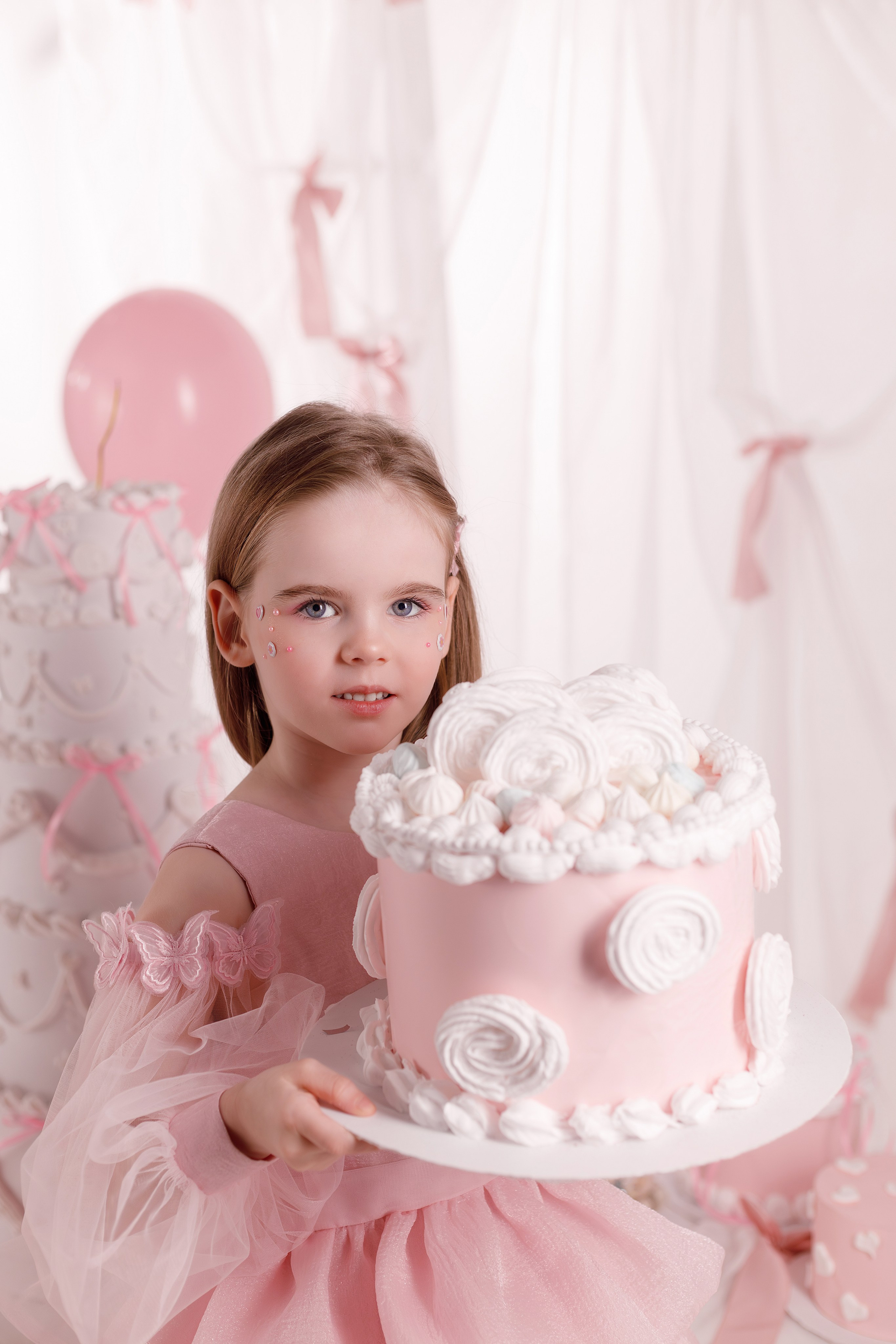 Фотосессия на День Рождения для девочек — сладкий праздник в сказочных декорациях. Детский студийный фотограф Сочи