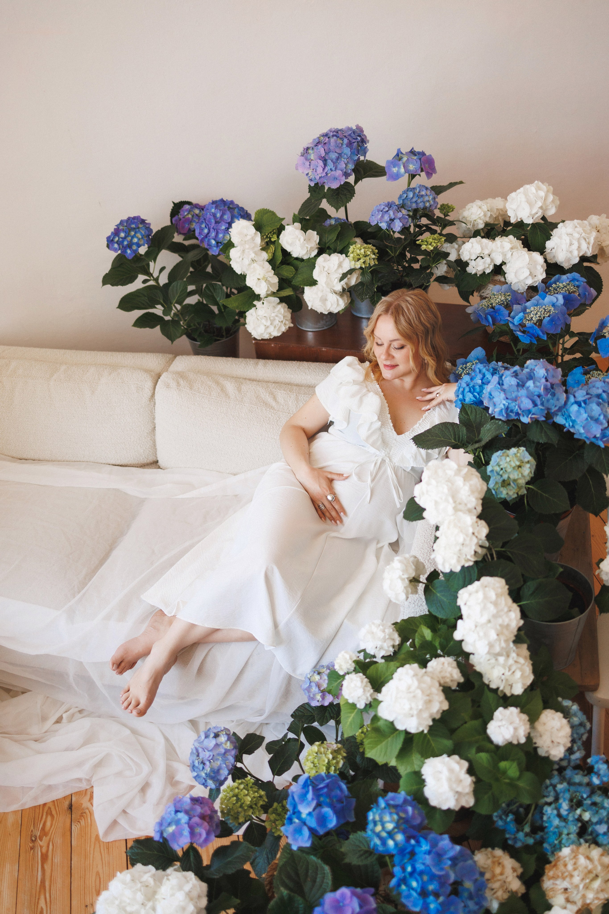 Фотосессия с живыми цветами Гортензии в фотостудии Space JOBS, город Краснодар. Семейный и детский фотограф в Краснодаре Анна Трашкова
