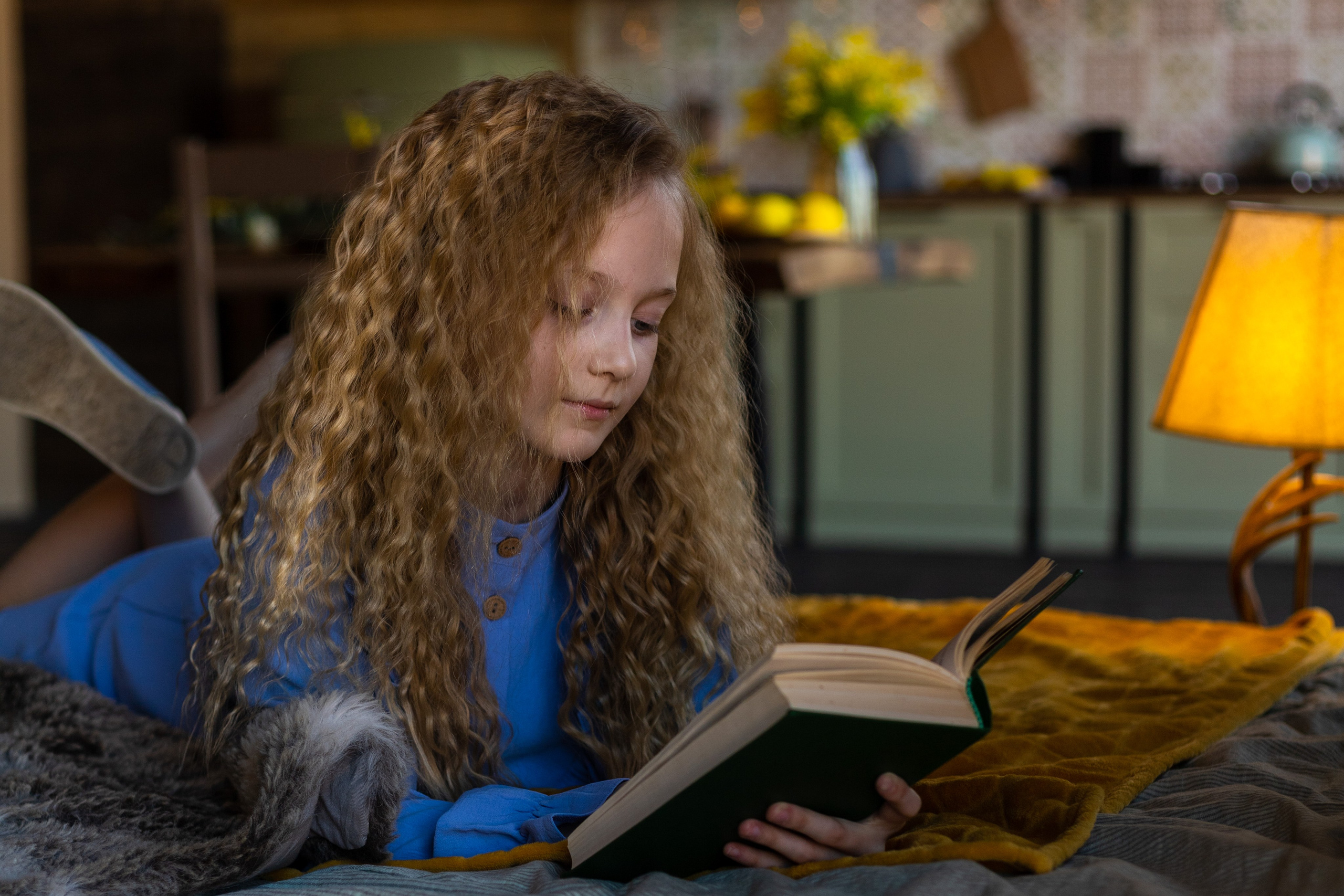 Алиса с сестренкой. Детская фотосессия в студии с мимозой. Семейный и детский фотограф в Санкт-Петербурге Павлова Елена