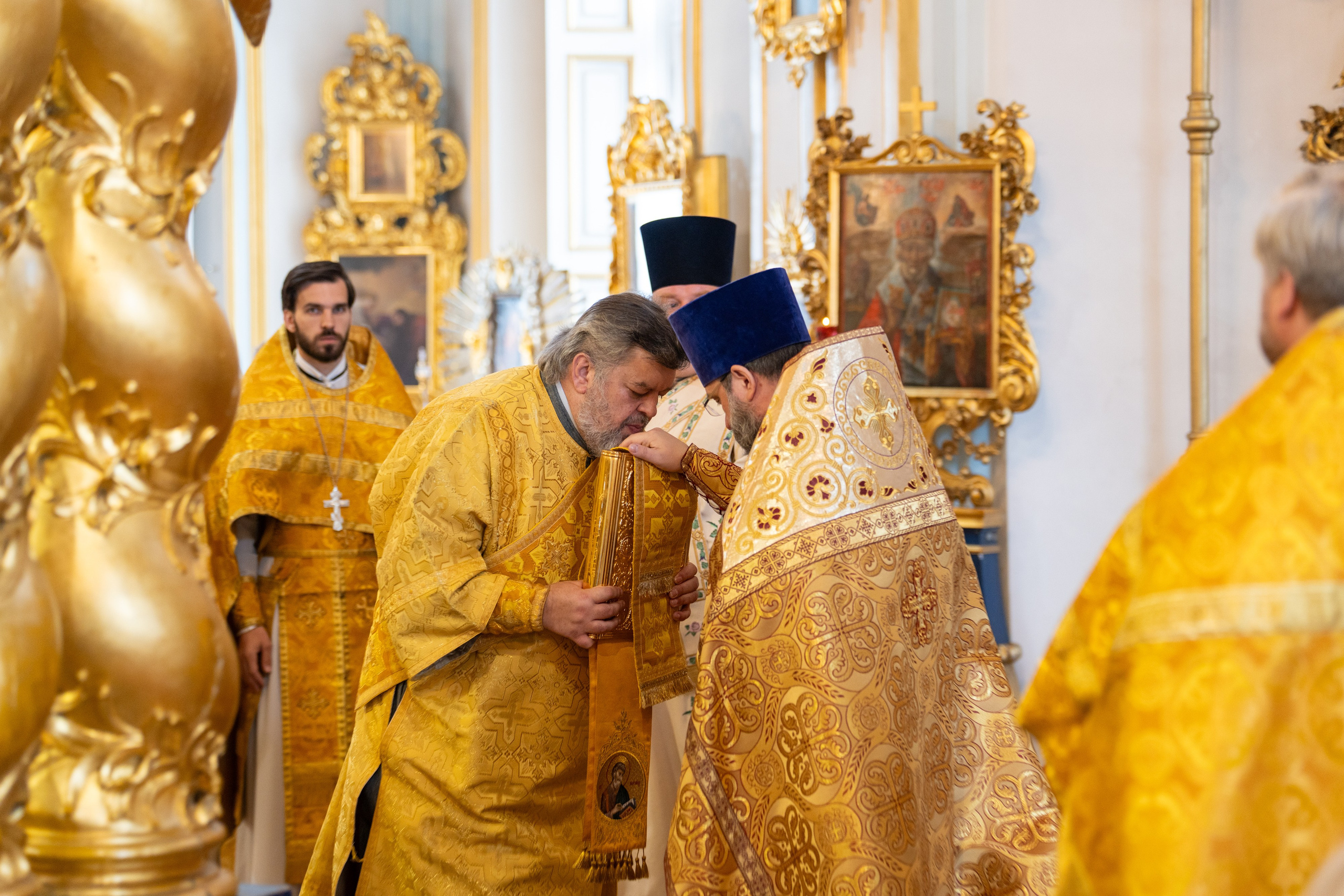 Неделя 14-я по Пятидесятнице. Сщмч. Евтиха, ученика ап. Иоанна Богослова. Свт. Петра, митр. Киевского, Московского и всея Руси, чудотворца. НИКОЛО-БОГОЯВЛЕНСКИЙ МОРСКОЙ СОБОР