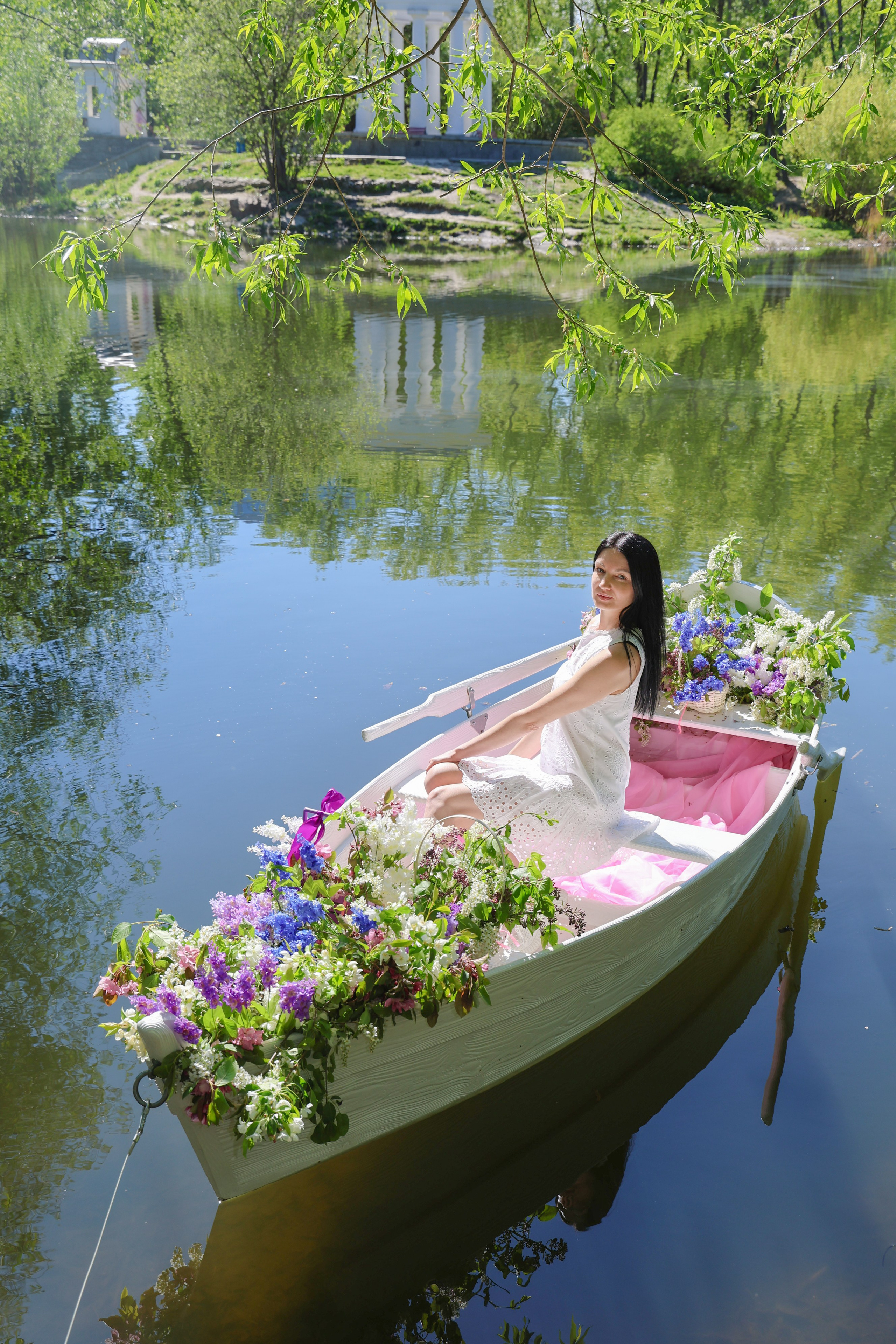 Фотосессия в лодке, лодка, озеро, платье, книга, шляпа, зонт, перчатки, весла, лето. Свадебный, семейный, женский и детский фотограф из Екатеринбурга