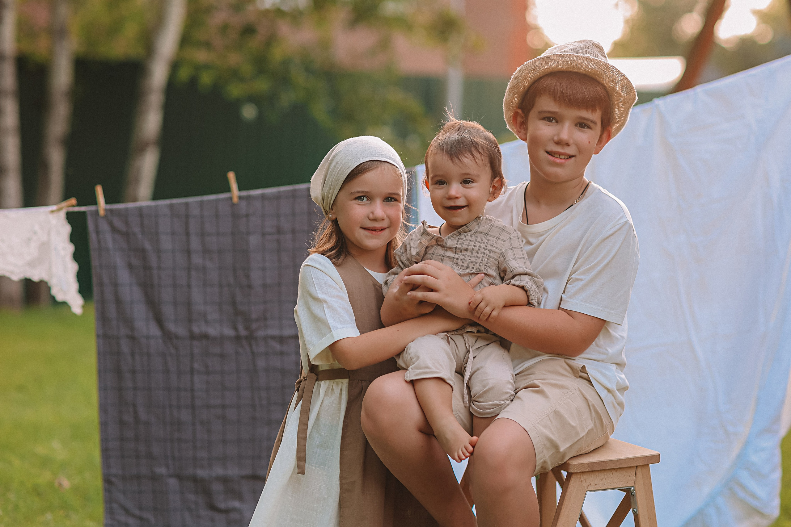 Стирка у дома. Семейный фотограф Тюмень, фотограф на роды Салмина Мария