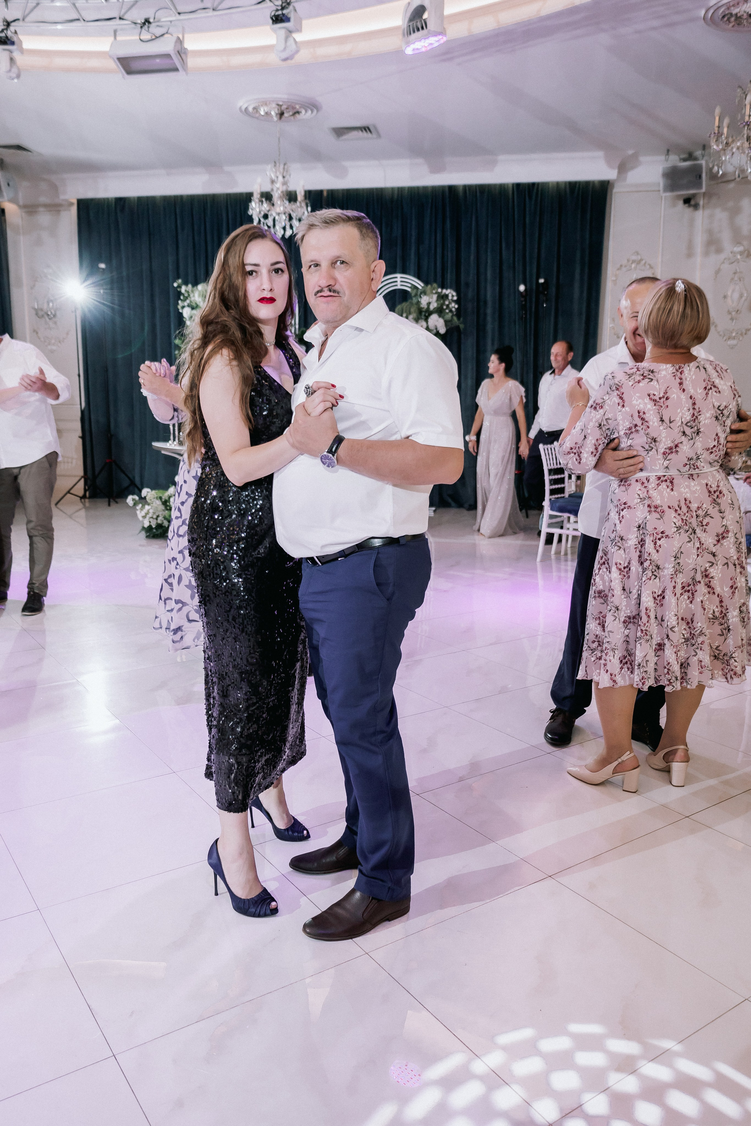 Свадебная прогулка. Эвелина и Дмитрий. Свадебная фотография. Арина Рубах