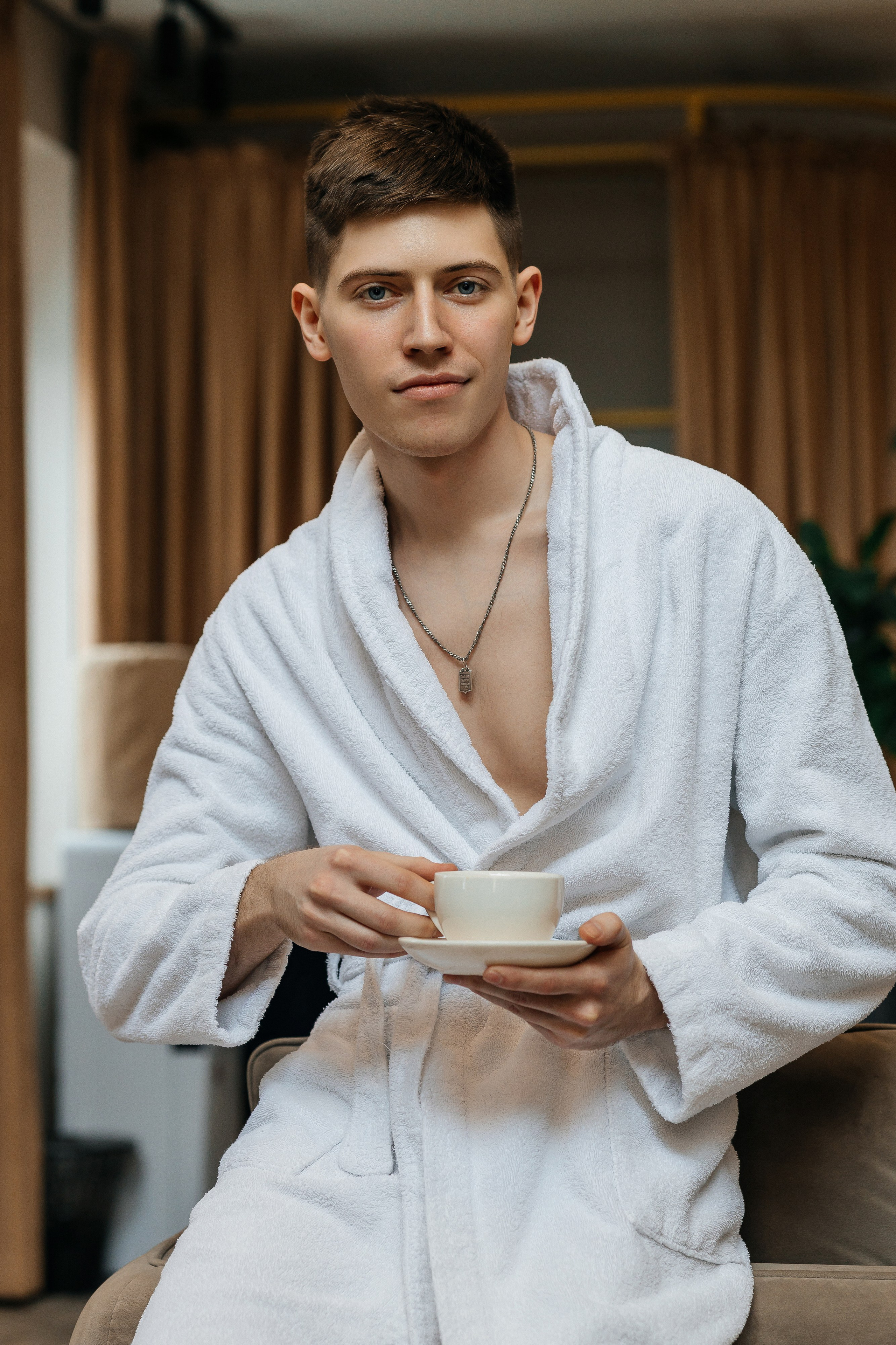 Роскошное утро пары в номере отеля. Олег Сверчков | Свадебный фотограф Вологда