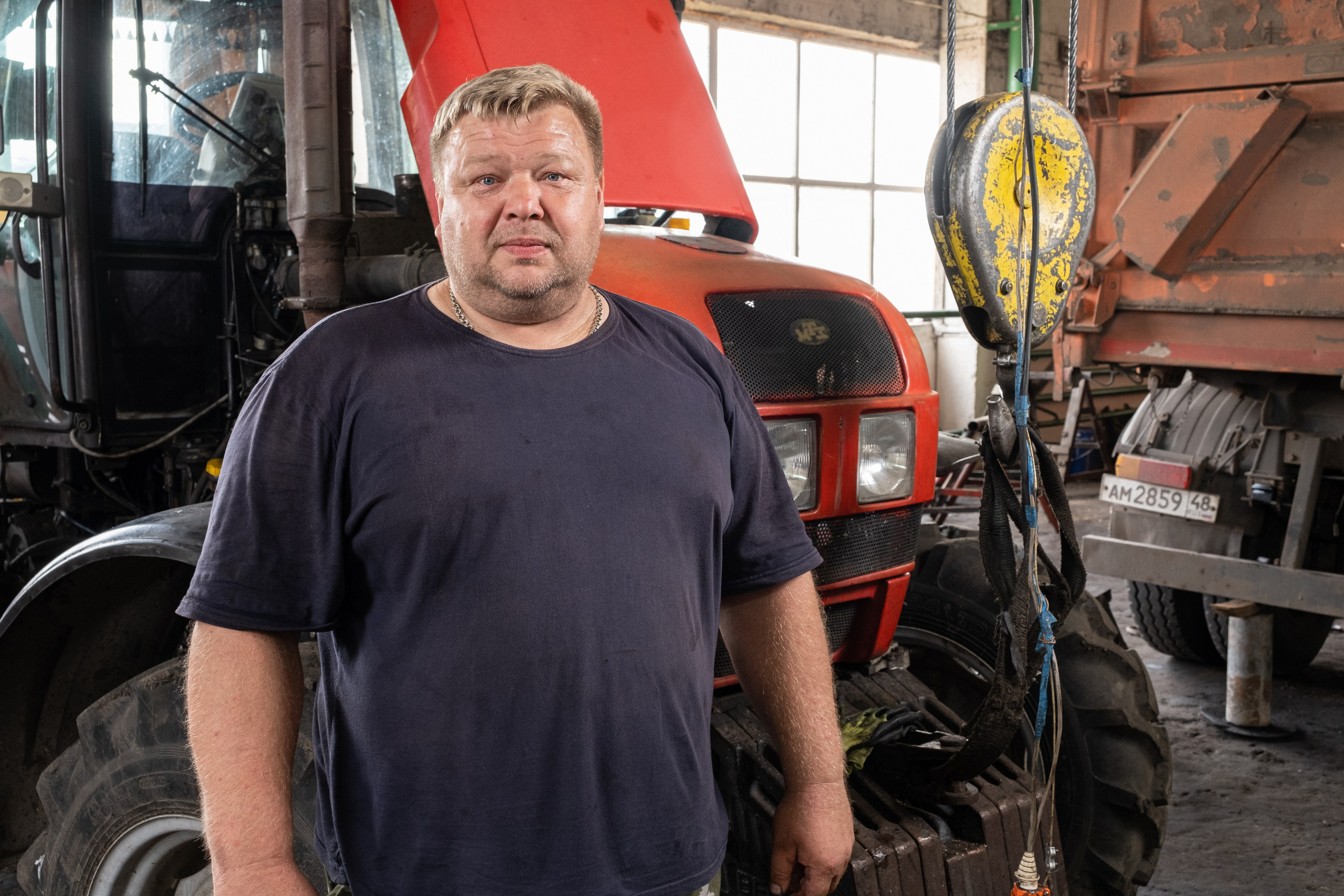 Портрет автомеханика в гараже