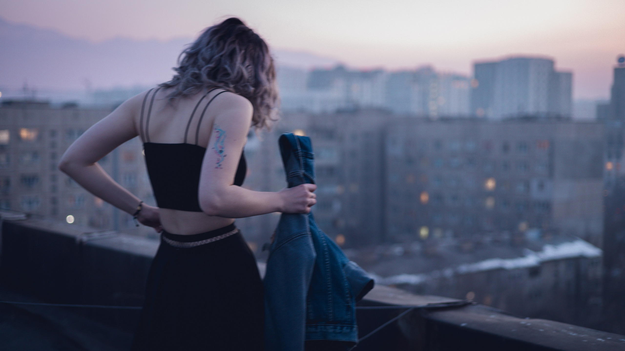 Кинематографичный образ девушки, снятый в стиле 2k17