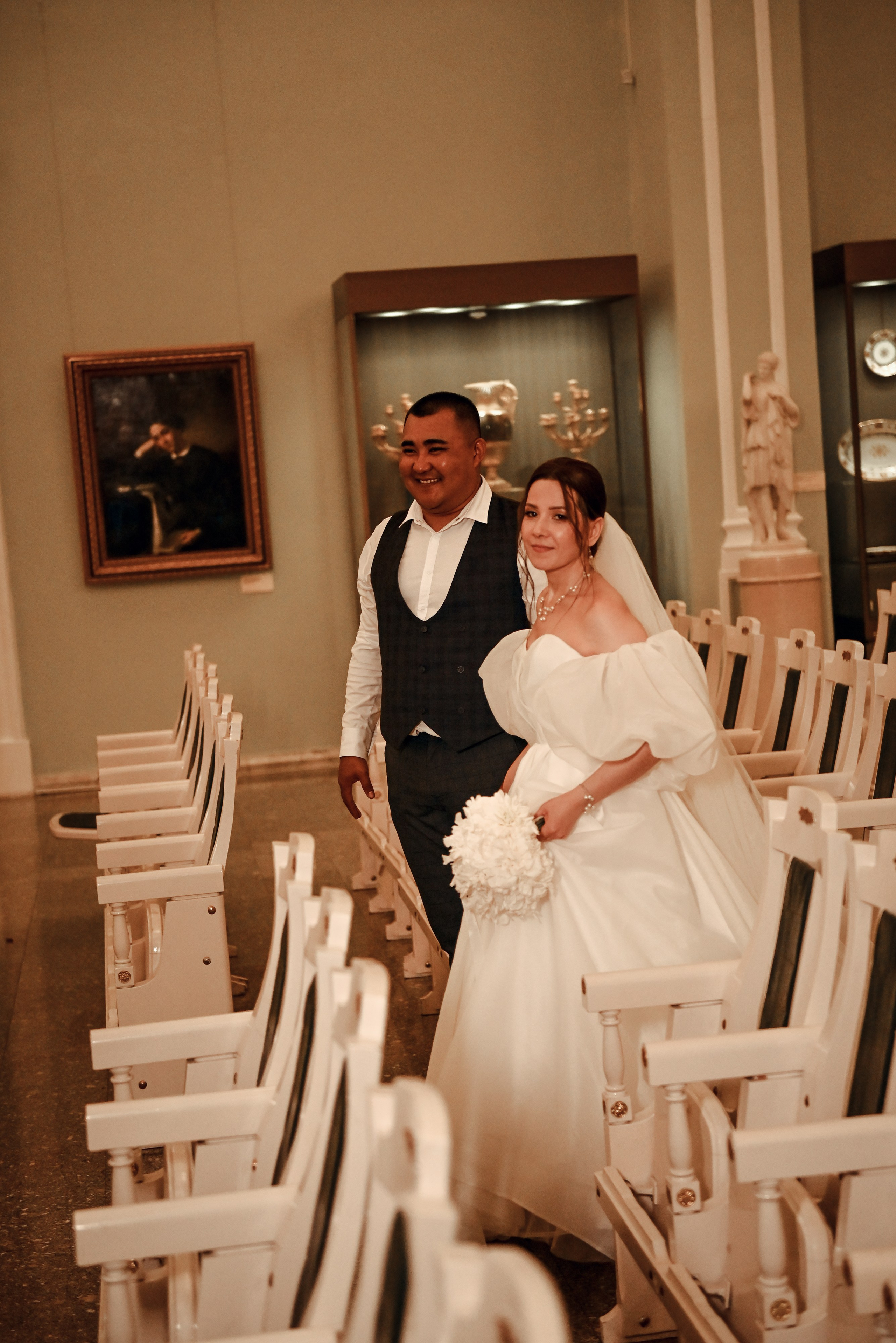 Небольшая свадебная серия в музее и прогулкой под дождем Эльмиры и Ризата. Свадебный, семейный, детский, контент фотограф в Омске Максим Ильин