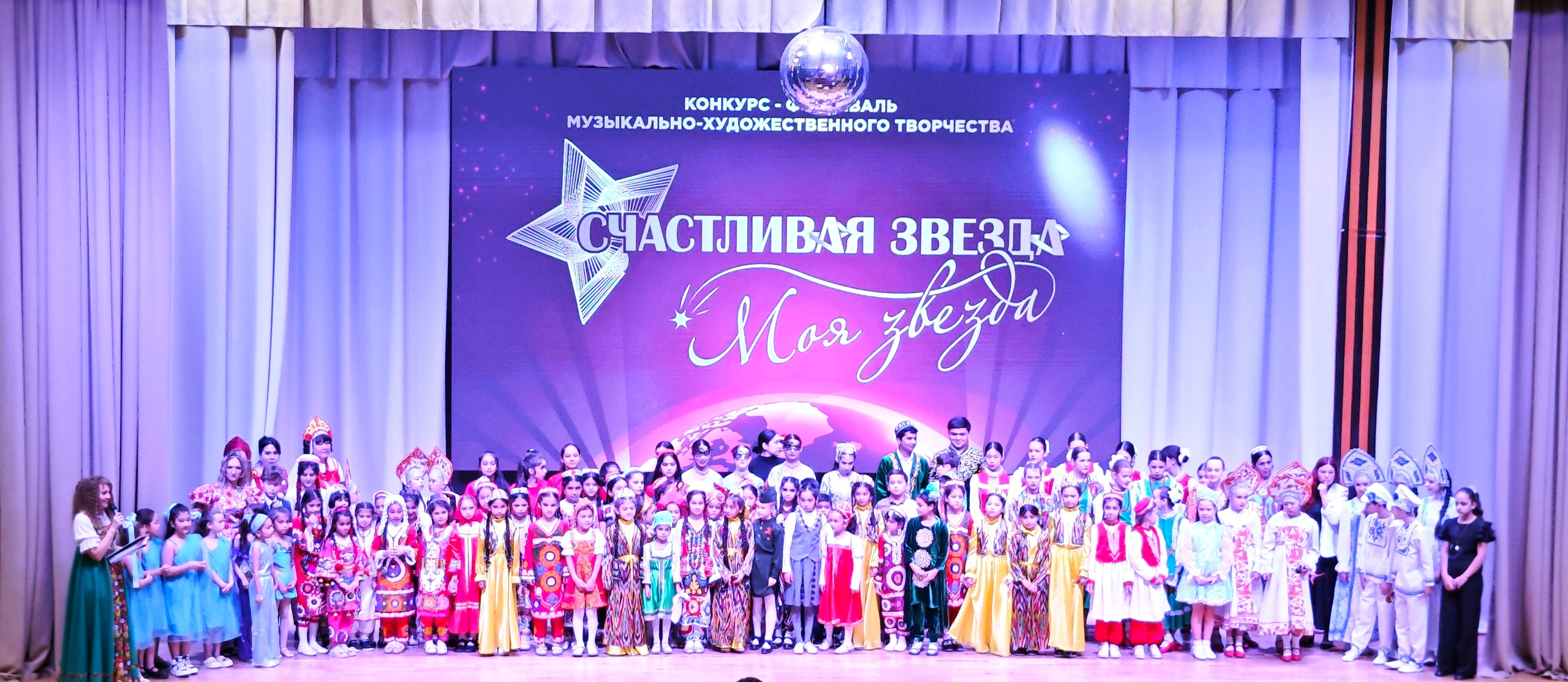 1 ноября 2025 г, г. Бохтар, Таджикистан. Золотое яблочко