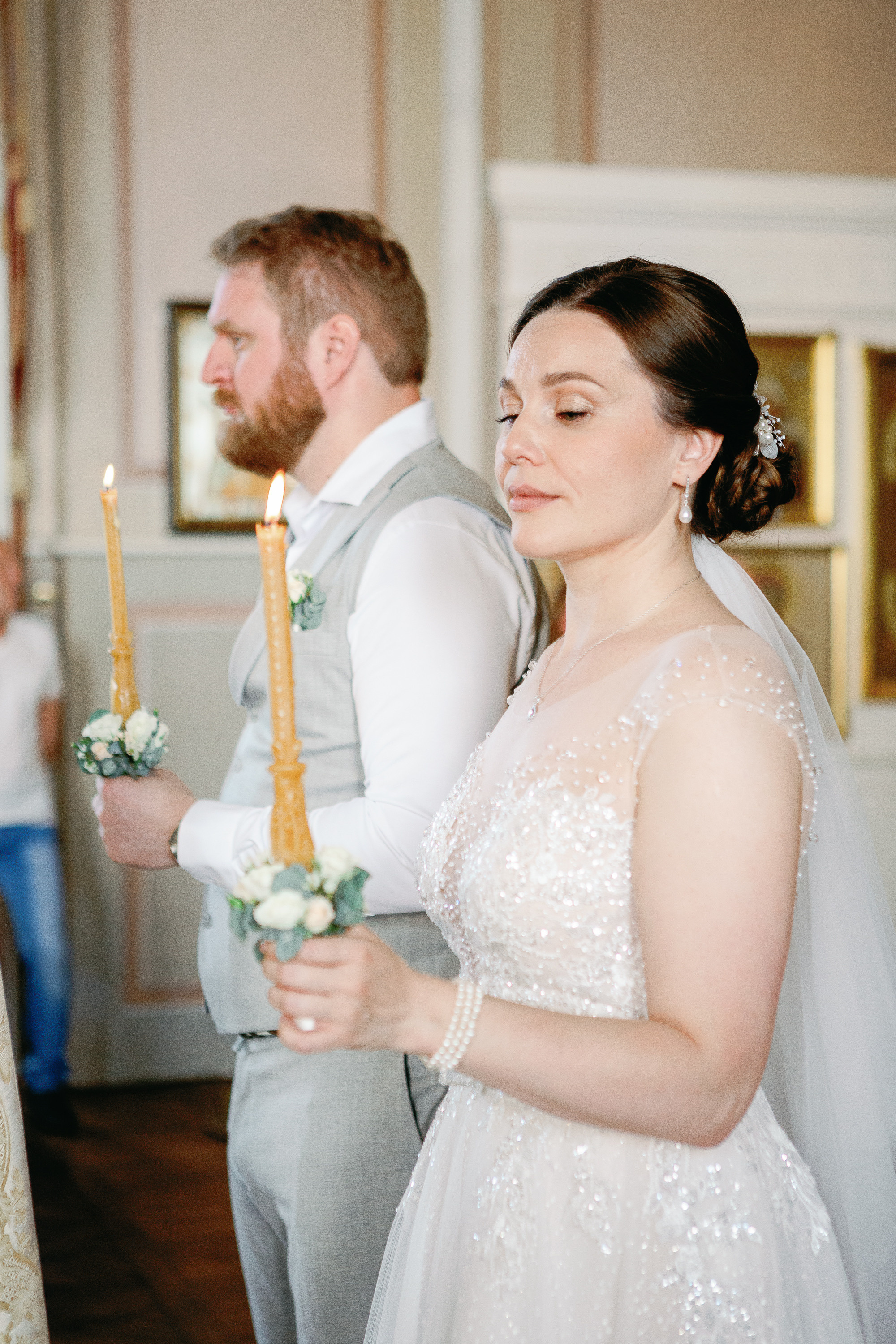 Фотограф на венчание. Невеста в белом платье в храме.