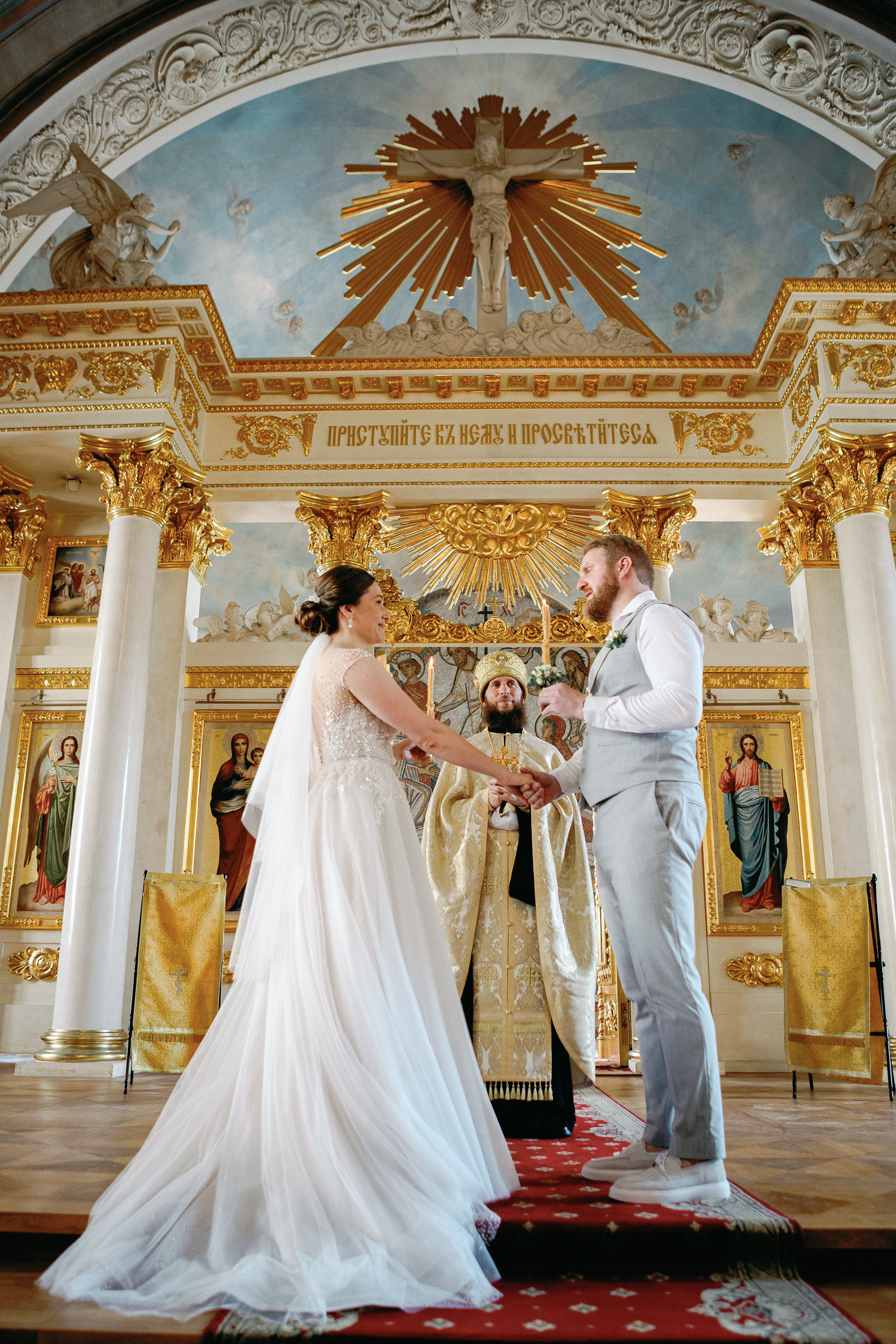 Красивое венчание в храме. Фотосъемка Венчания. Жених и невеста произносят клятву в храме.