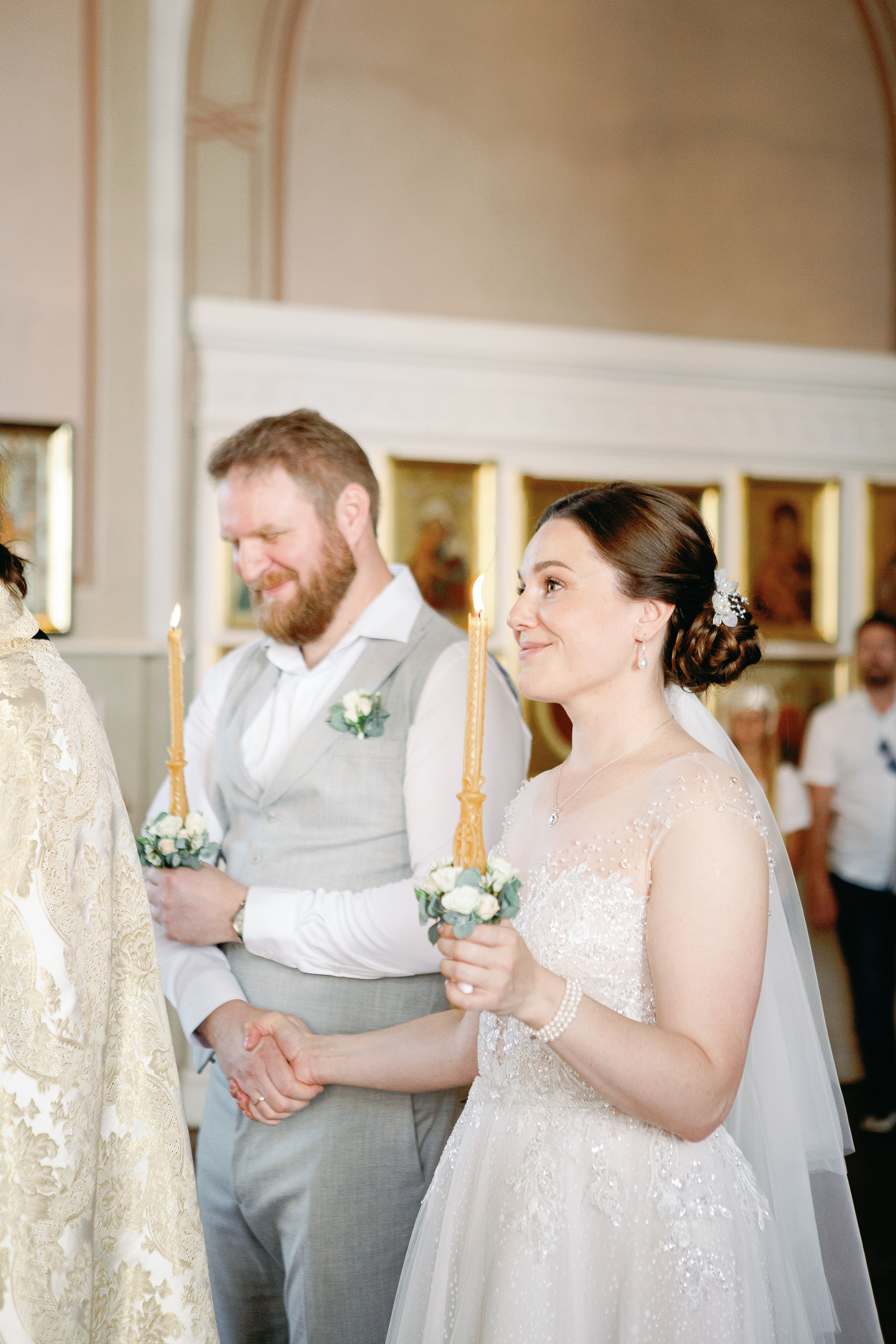 Фотограф на венчание. Невеста в белом платье в храме.