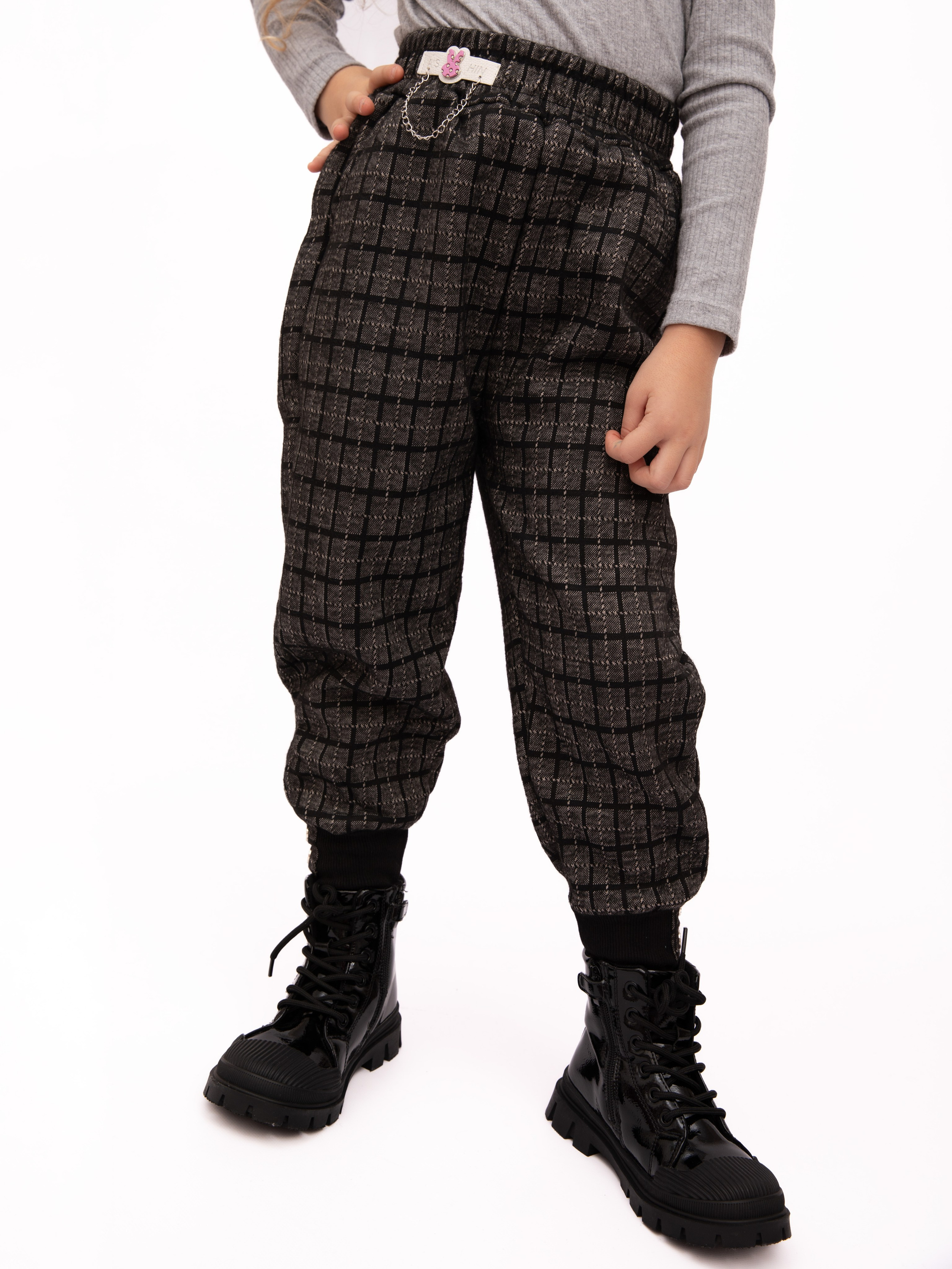 Детские брюки. Фотостудия предметной и модельной съёмки для маркетплейсов