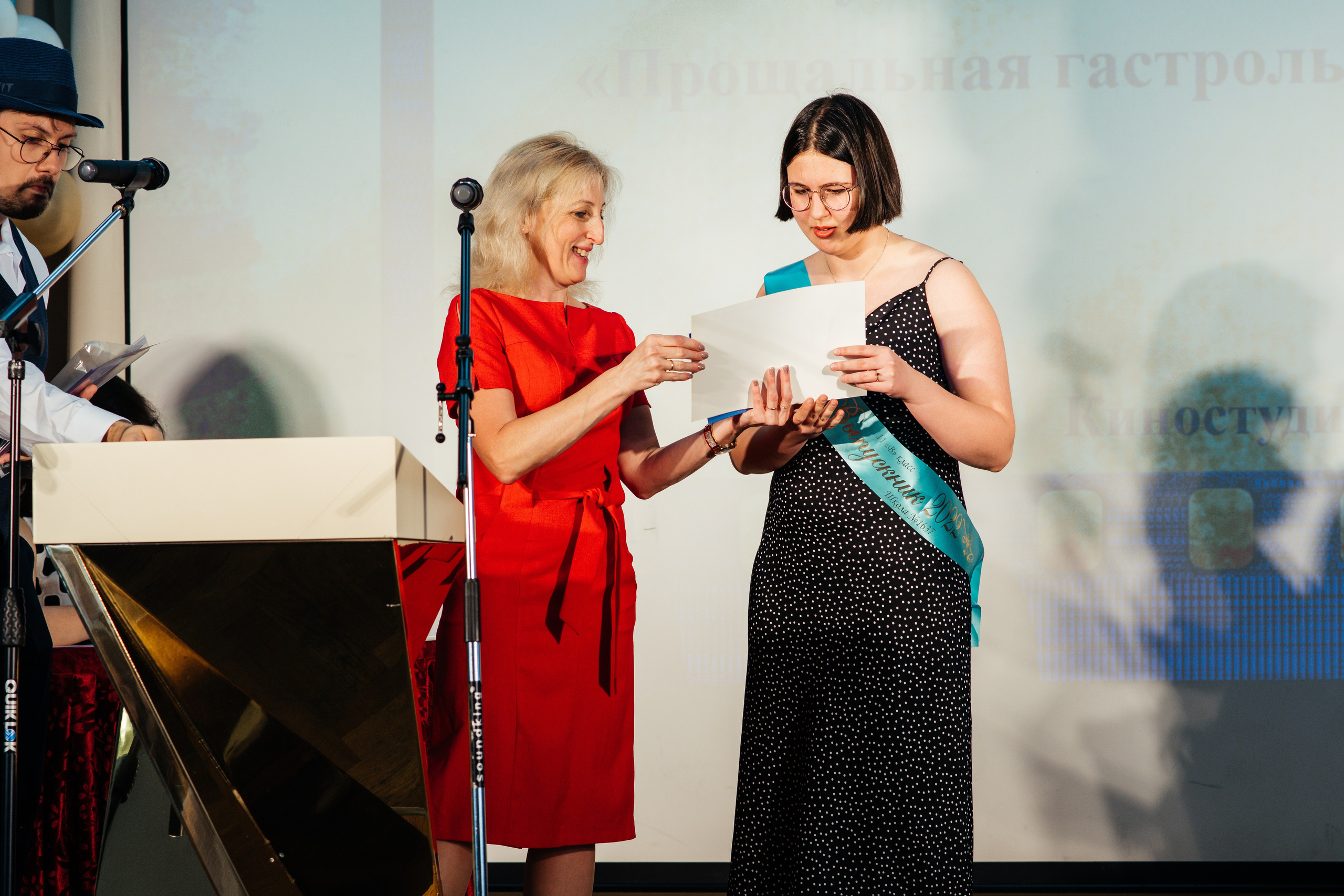 Вручение аттестатов. Выпускные альбомы в Подольске Москве и МО