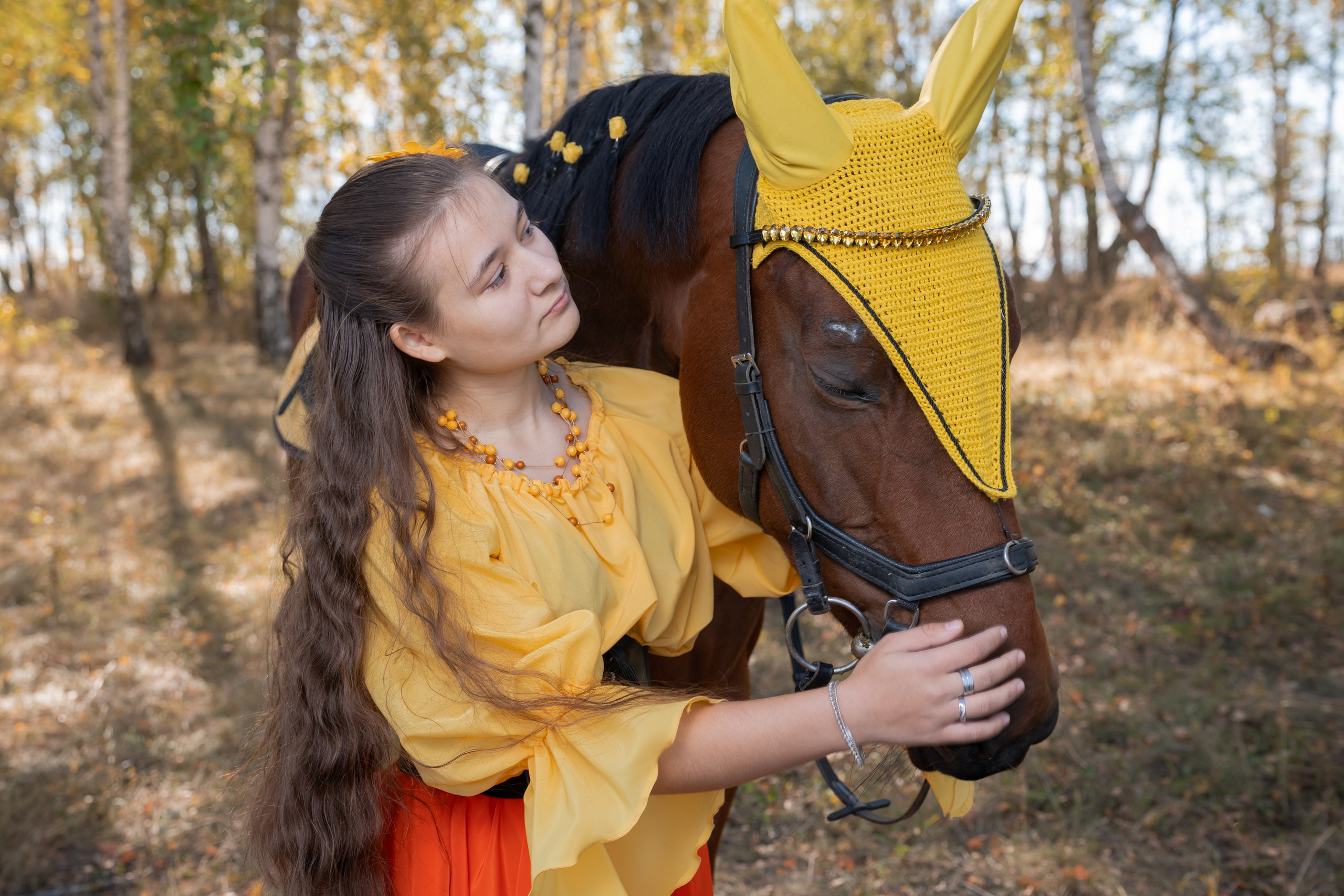 Осенний женский портрет от фотографа Евгения Сафронова. Съёмка с лошадью в берёзовой роще под Липецком.