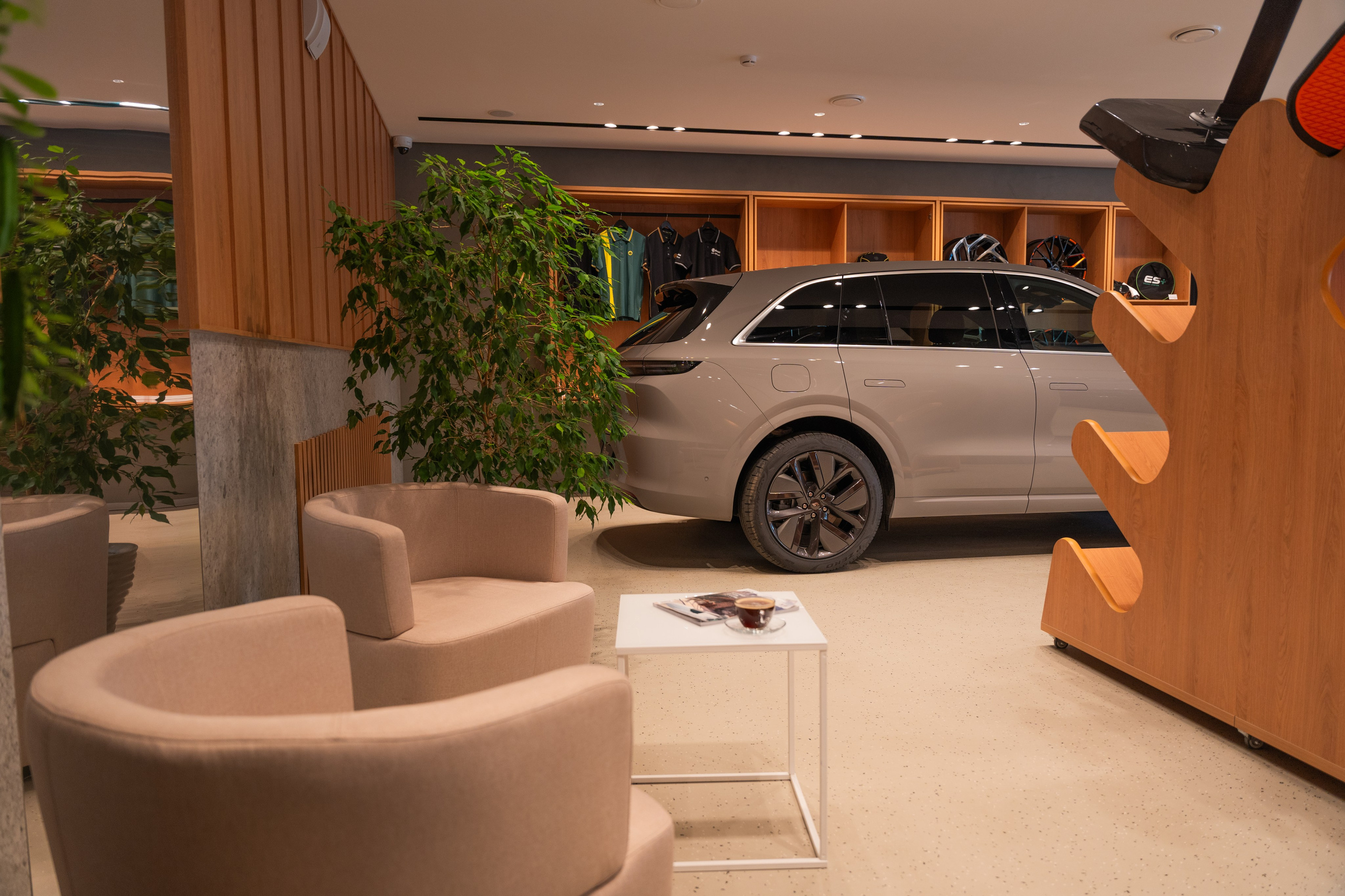 Интерьерная фотосъемка автосалона Elrus в Краснодаре. Zeekr, LiXiang Профессиональная фотосъемка интерьера премиум-автосалона в Краснодаре. Шедевры для Вас! Фотограф и Видеограф в Краснодаре Пахиев Руслан