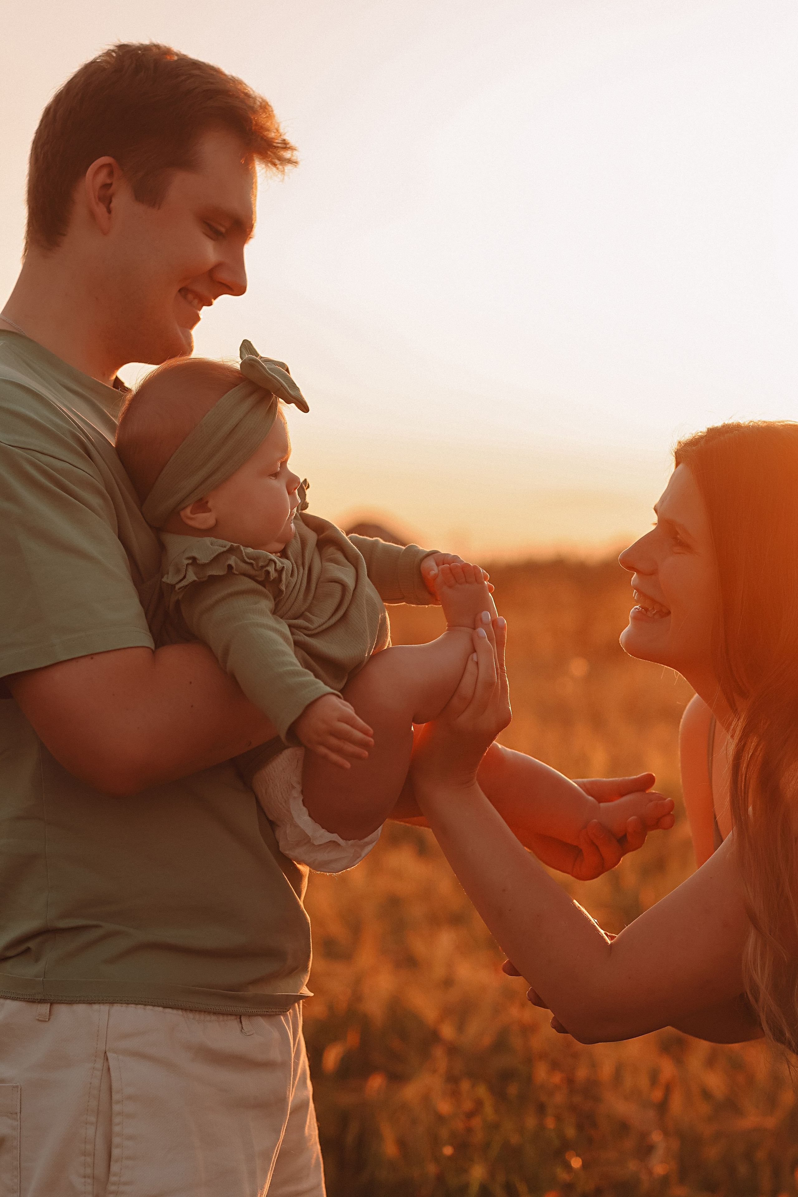 Закатное поле семейная. Семейный фотограф Тюмень, фотограф на роды Салмина Мария
