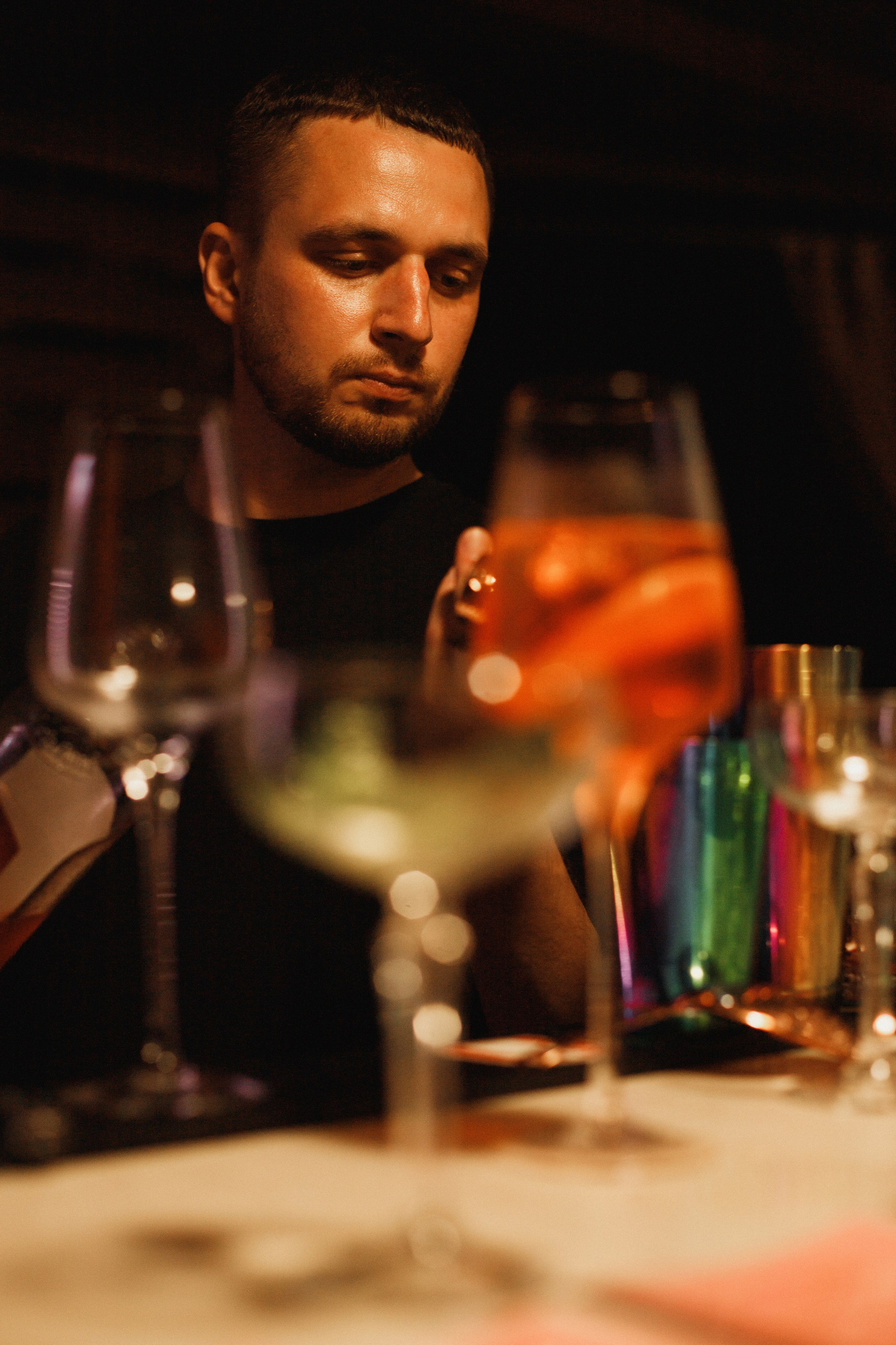 Фотосессия вечеринки у бассейна с видом на горы. Свадебный, репортажный и портретный фотограф Сочи, Краснодар. Александра Зайцева