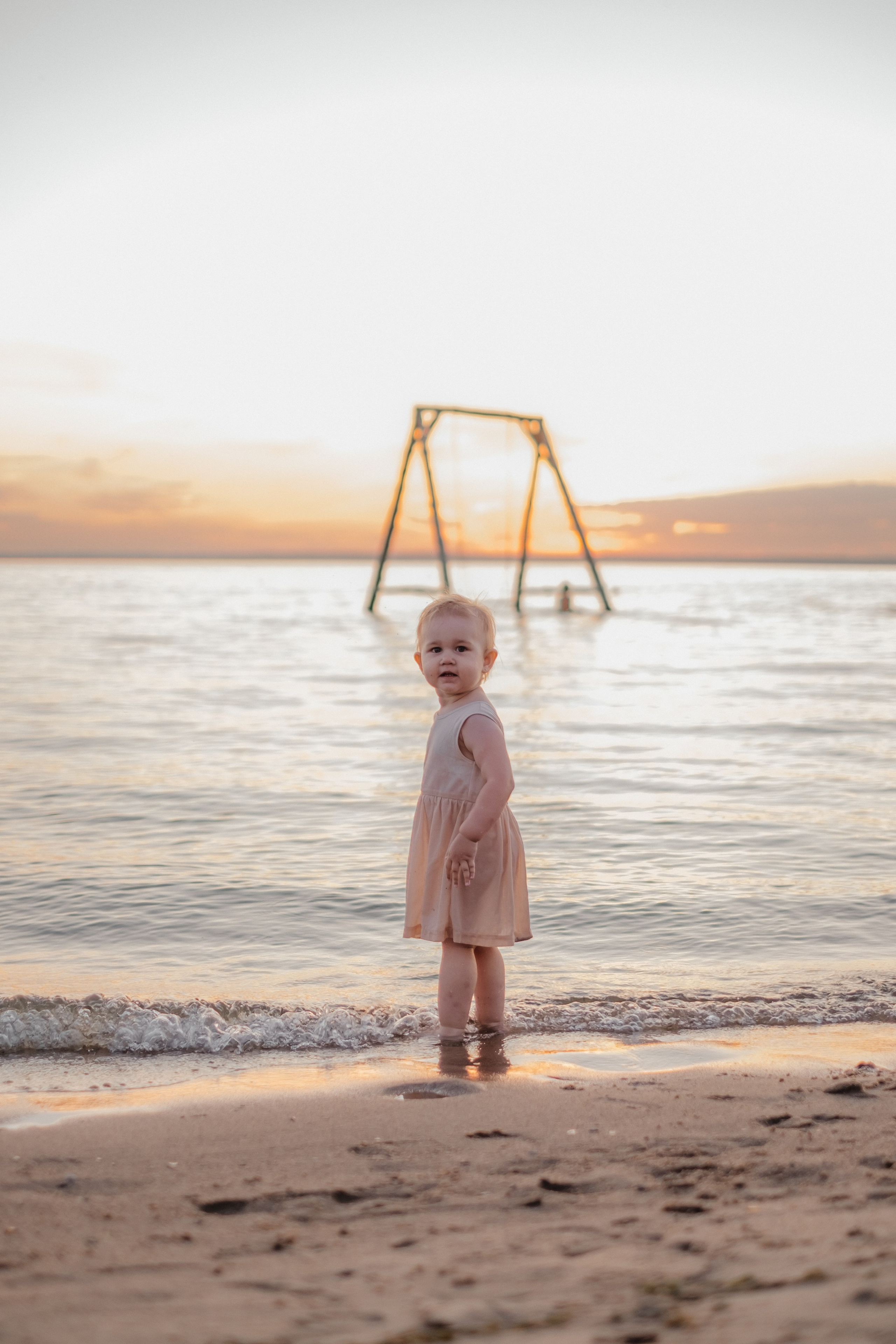 Катя с дочками на берегу. Фотограф в Новосибирске Диана Ильиных