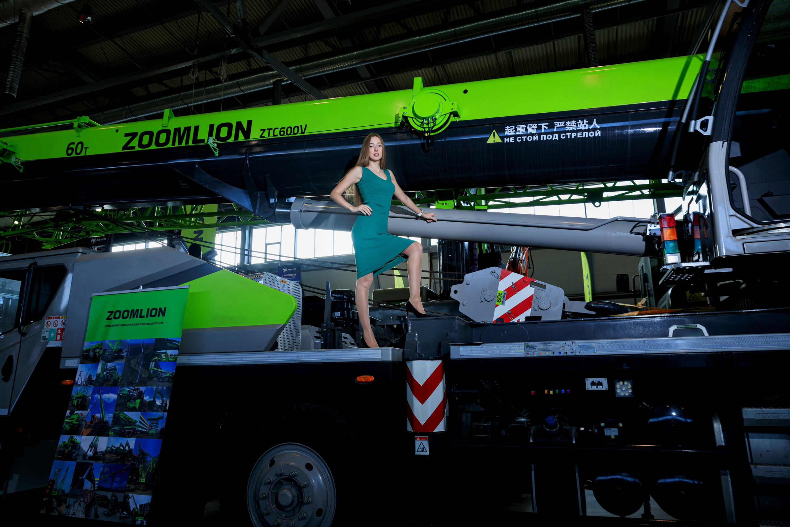 Фотограф для Модельнай съемки на строительной выставке 100+. Контент для бизнеса в Екатеринбурге Полдень Медиа