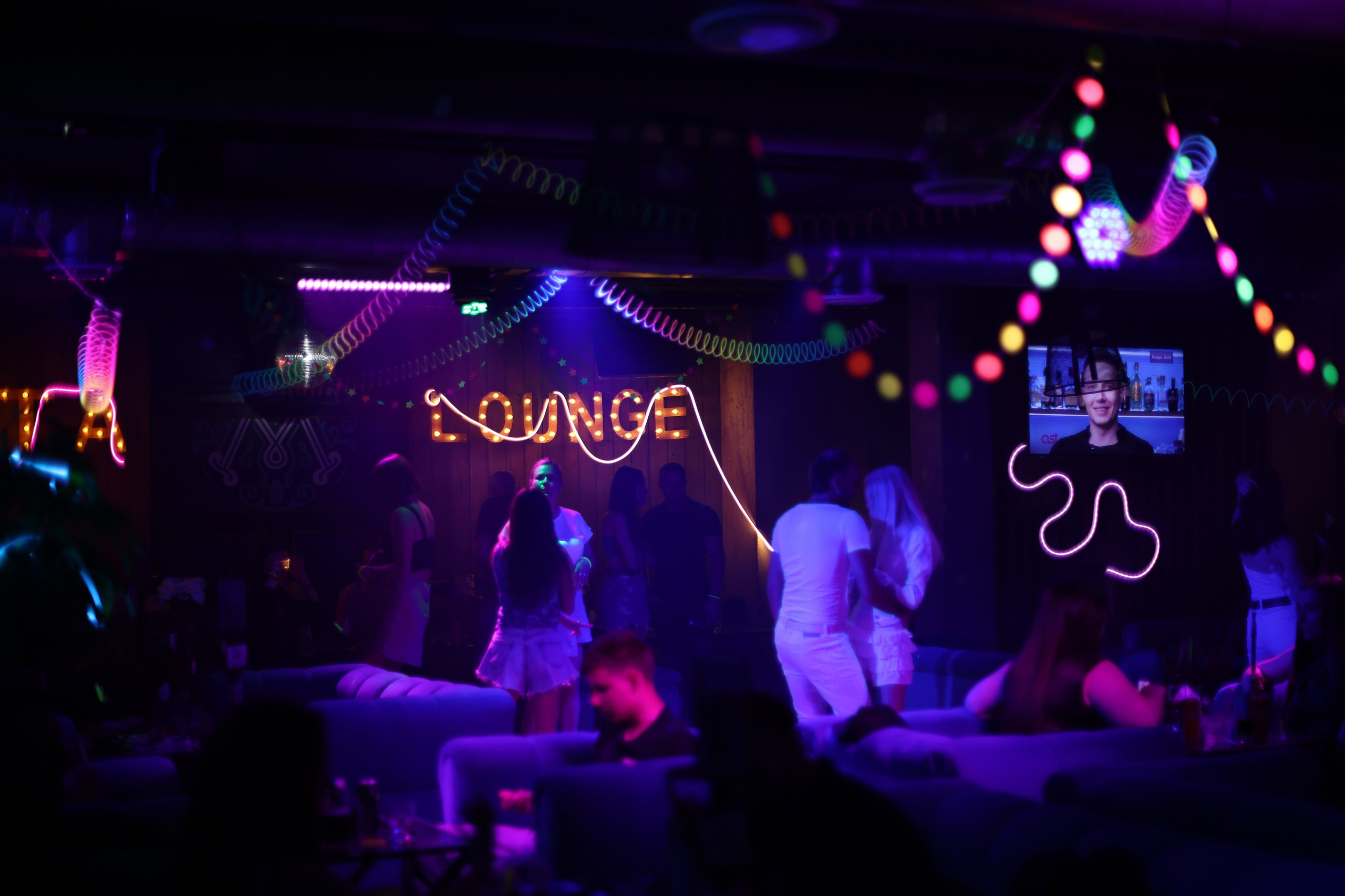 Neon Party 01.08.25. Мята Спортивная — Кальянная, караоке, бар в Минске