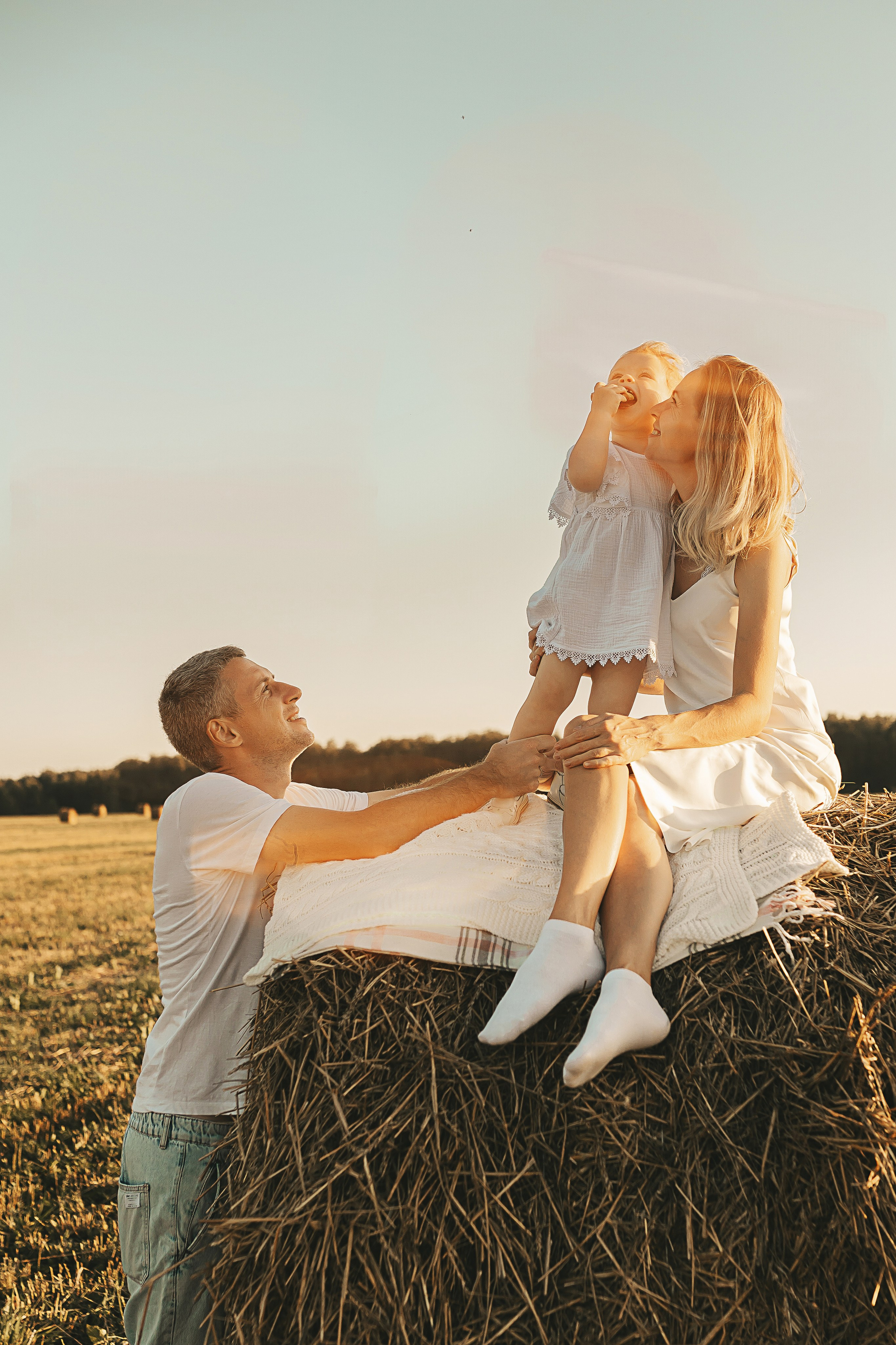 Фотосессия в поле со стогами. Семейный и женский фотограф в Москве Надежда Воробьева