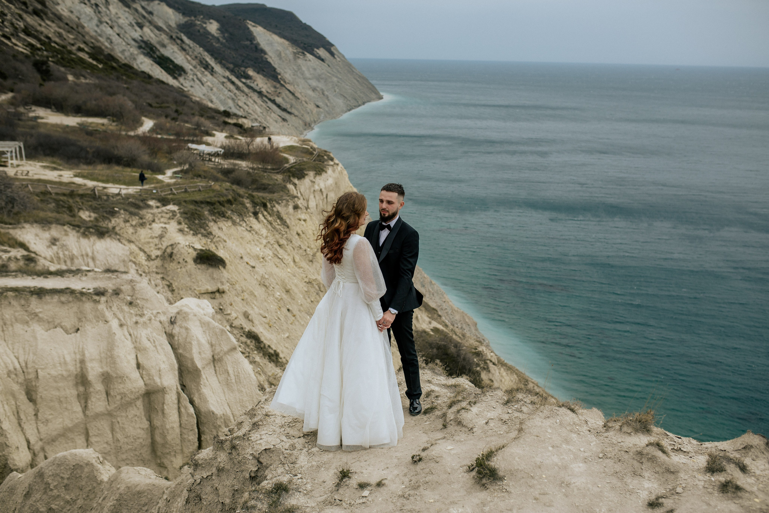Свадебная фотосессия в красивой локации с панорамным видом на море.