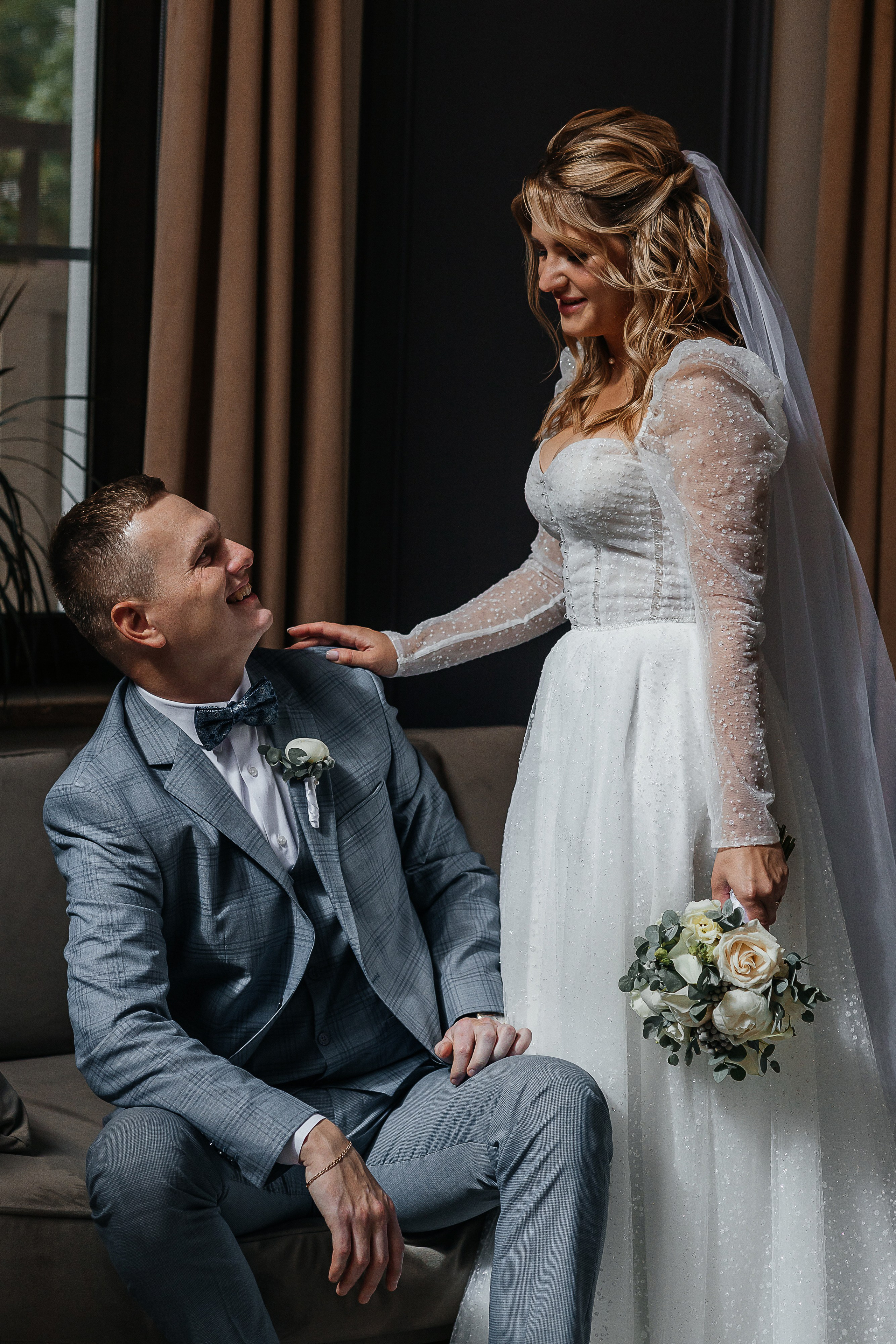 Трогательная выездная церемония в уютном дворике отеля. Олег Сверчков | Свадебный фотограф Вологда