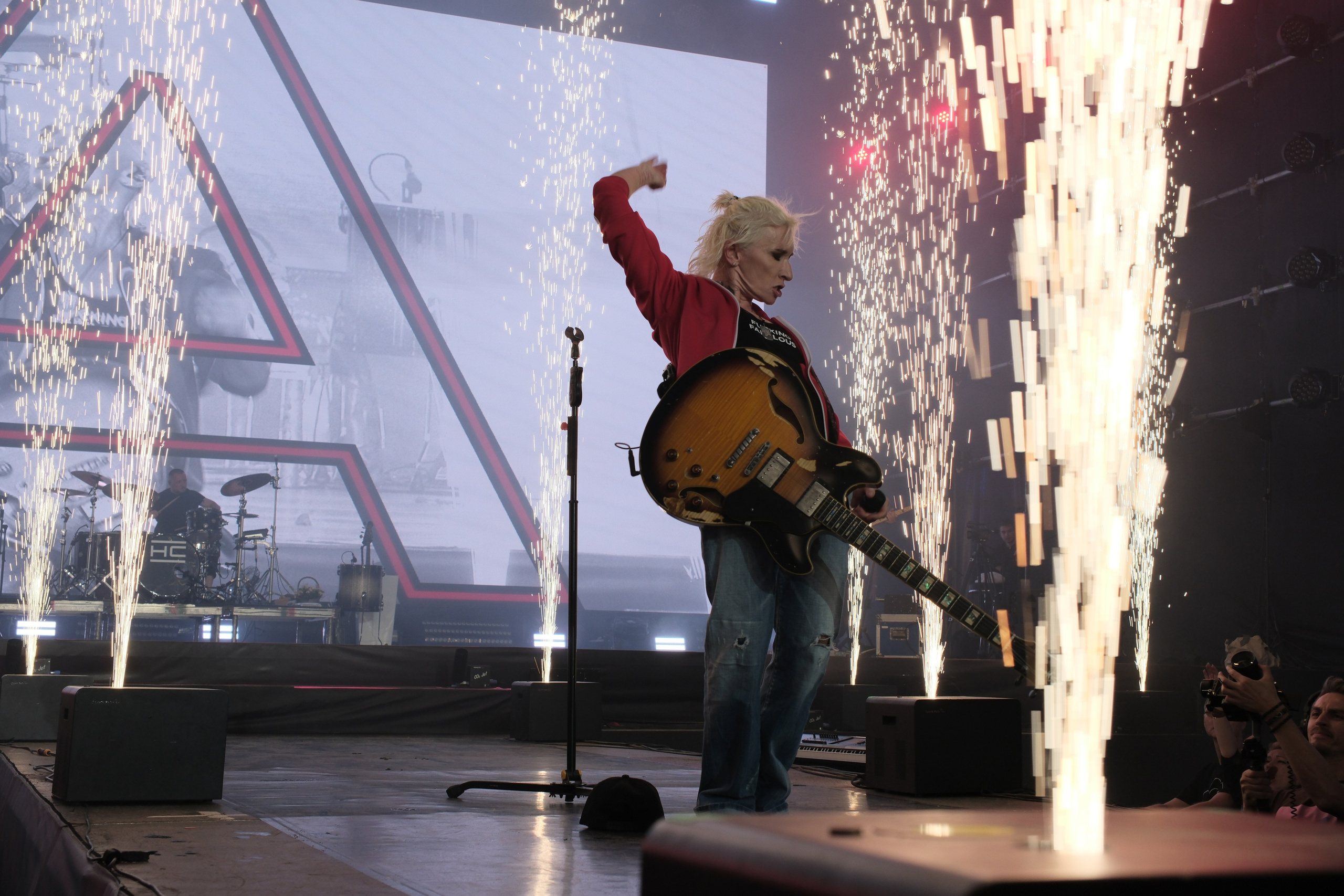 Диана Арбенина (группа «Ночные снайперы») — Москва, МТС Live Лето 2024. RedGeek - блогер и стручњак за образовање и ИТ Кирил Ситнов