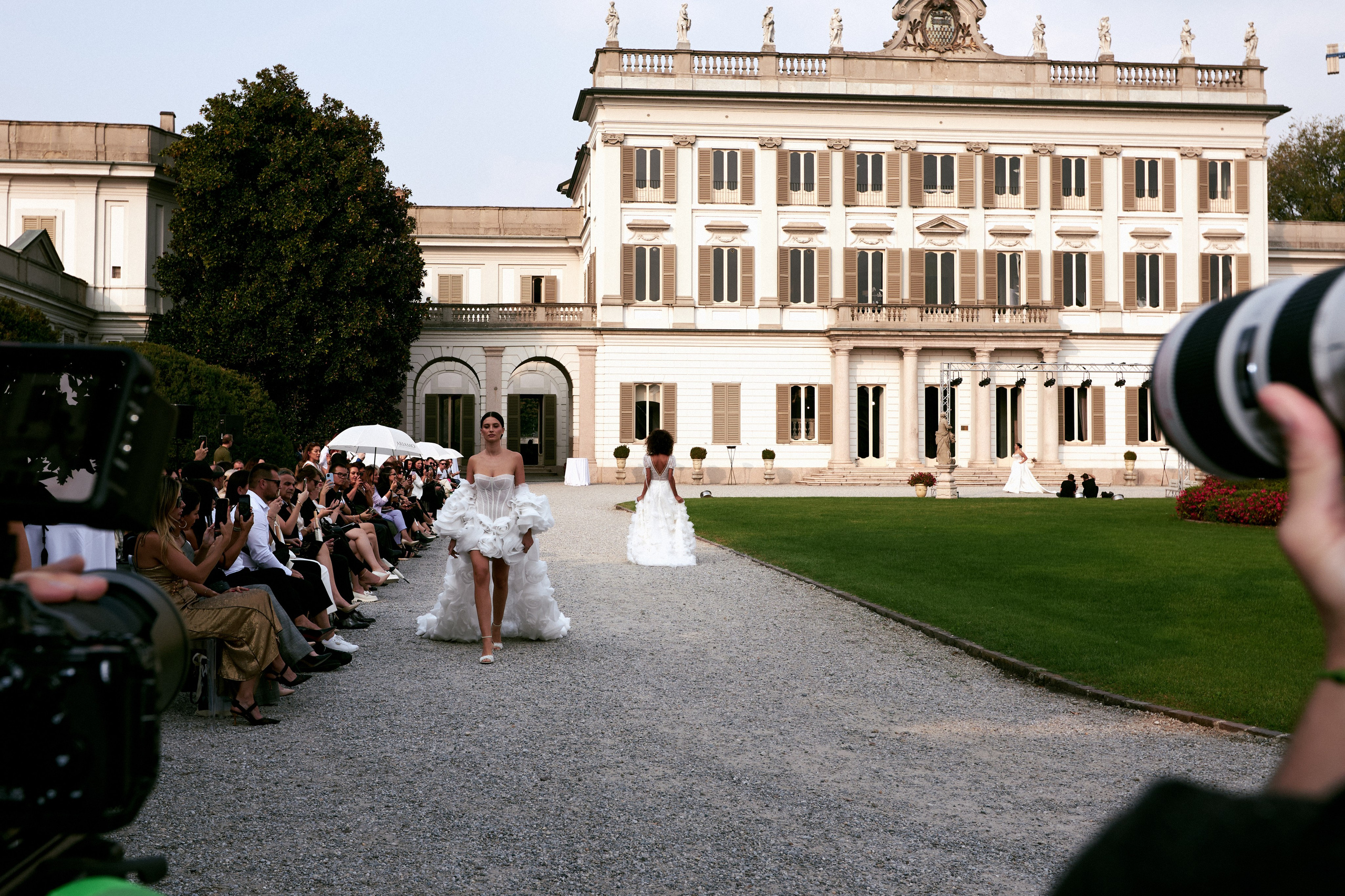 White Wedding Platform Runaway 2023 Milano. Photographer & Videographer in Barcelona