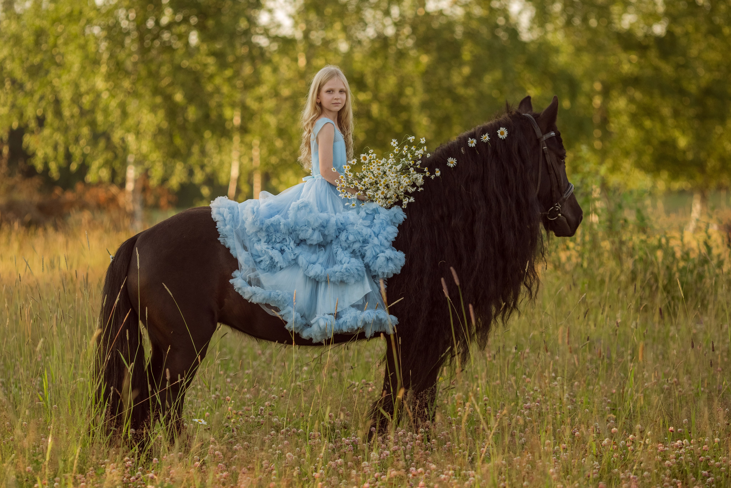 Детская фотосессия с пони и цветами