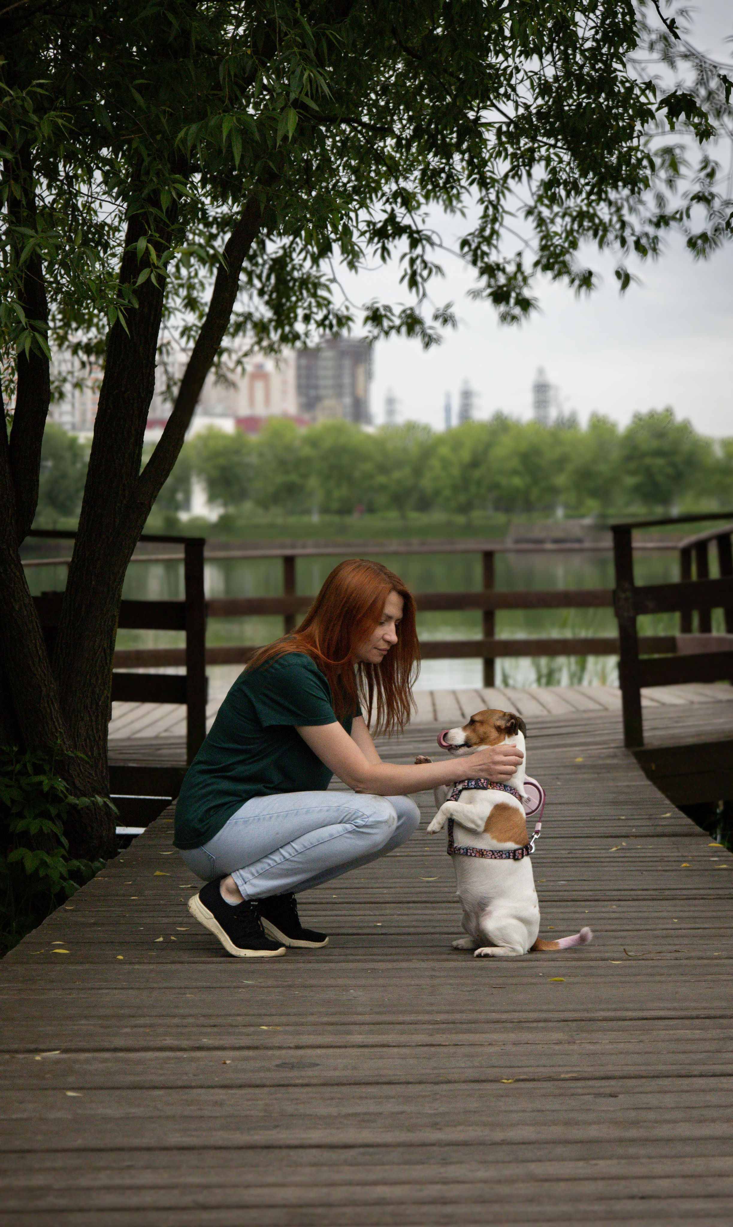 Моя маленькая спутница: Банни и Настя в Южнобутовском парке. Фотограф-анималист в Москве Екатерина Тихонова