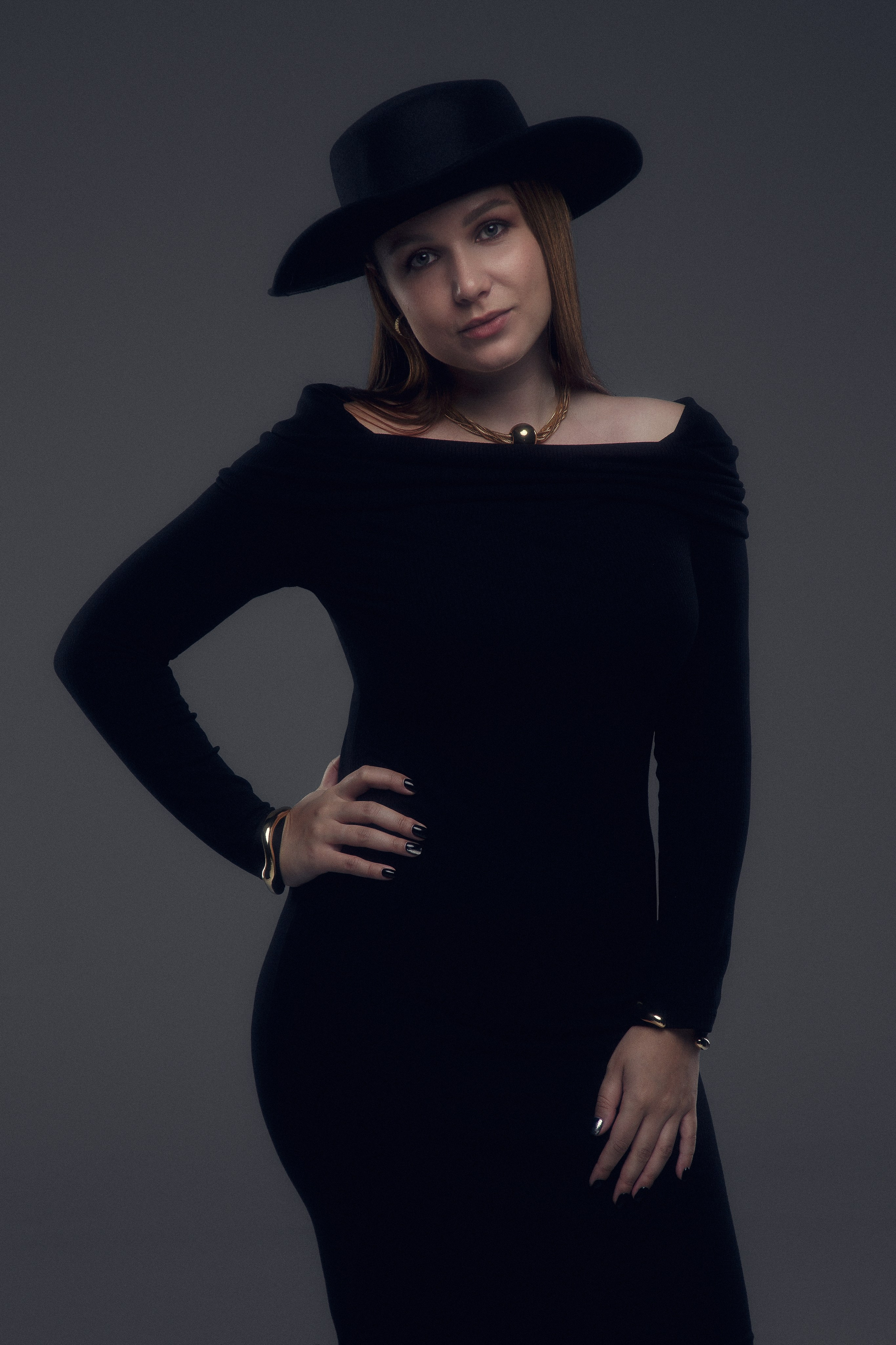 Женская фотосессия, подчеркивающая стиль и изысканность.