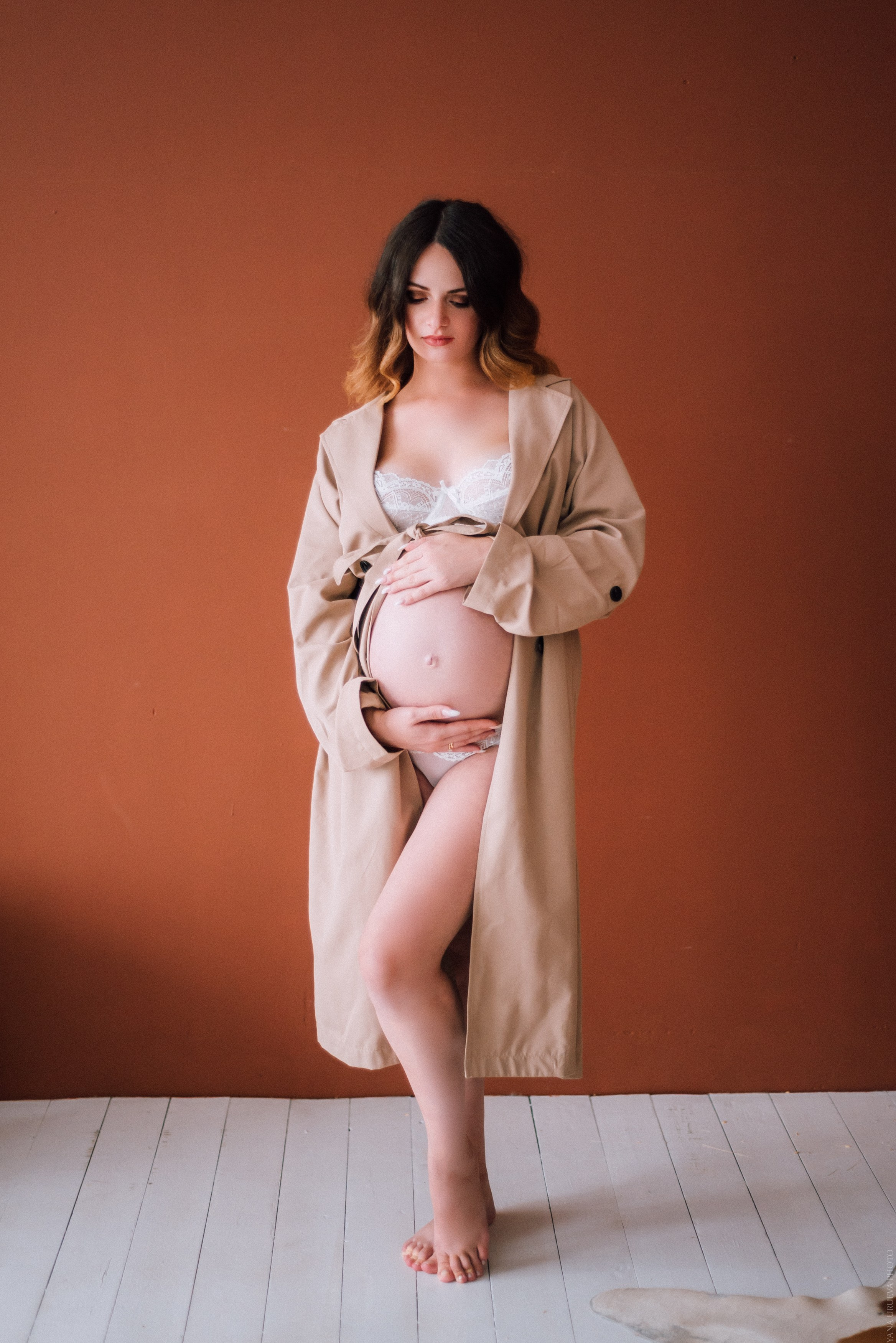 фотосессия беременности в белье и тренче