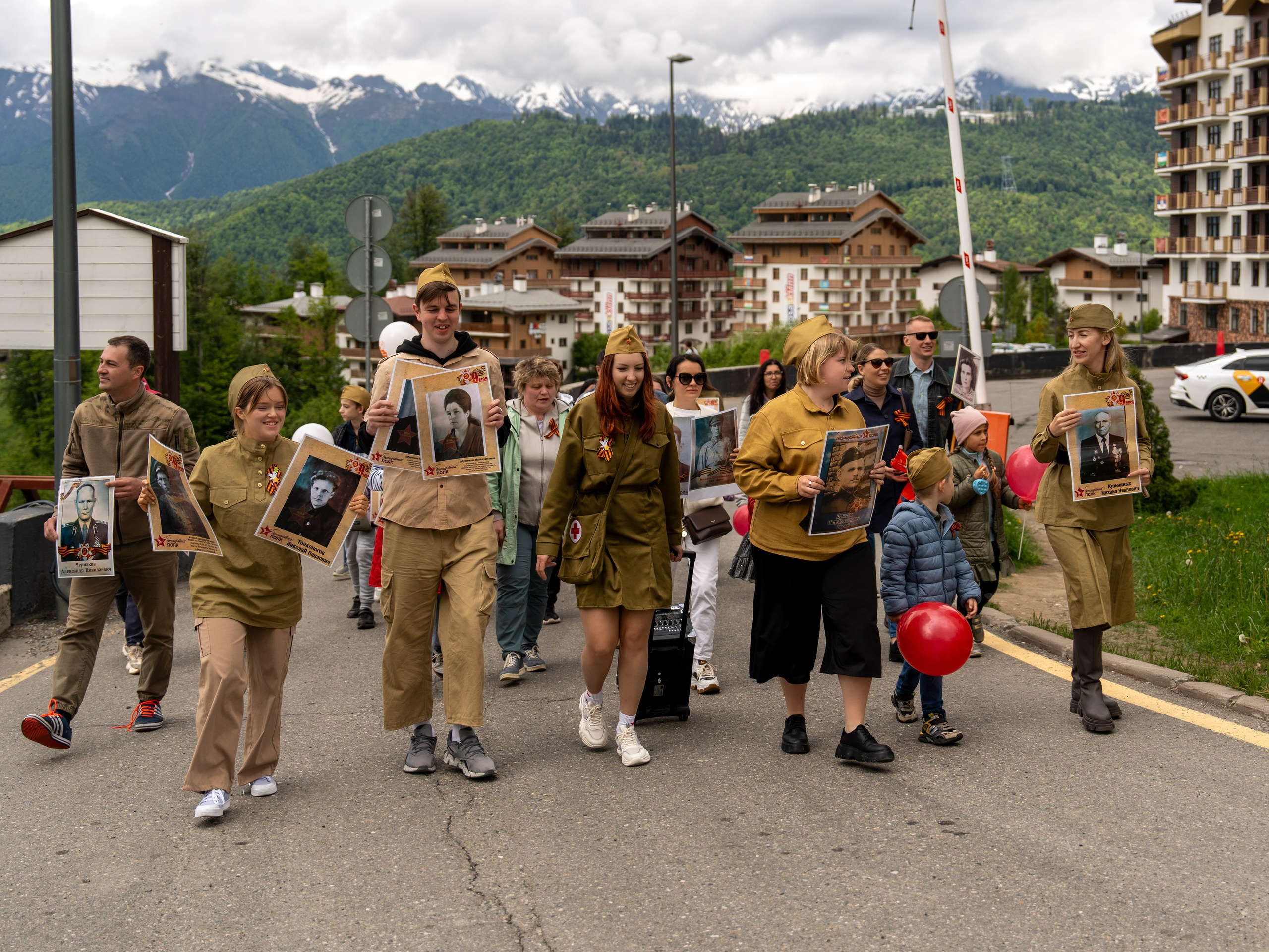 Шествие бессмертного полка 9 мая 2024 Rosa Springs. Репортажный фотограф в Красной Поляне и Сочи Павлюченко Екатерина