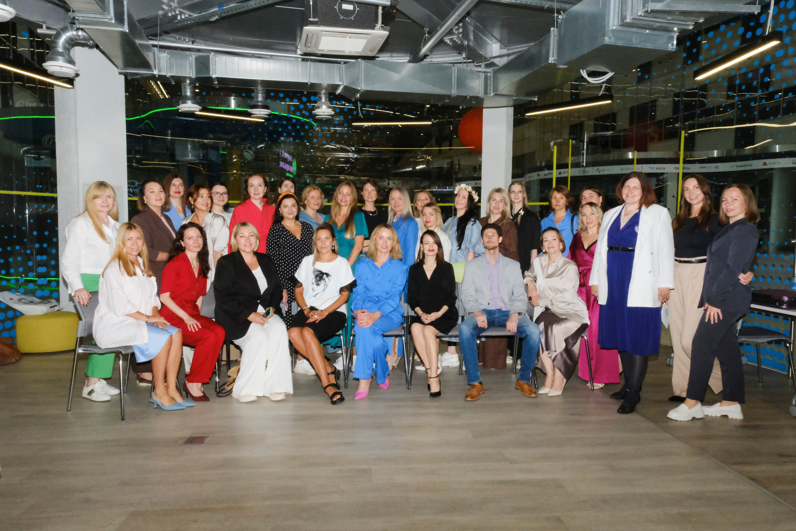 Репортаж бизнес-конференции в Сколково от сообщества BRUSNIKA. Индивидуальная фотосъёмка в Москве. Фотограф Василиса Тарасова