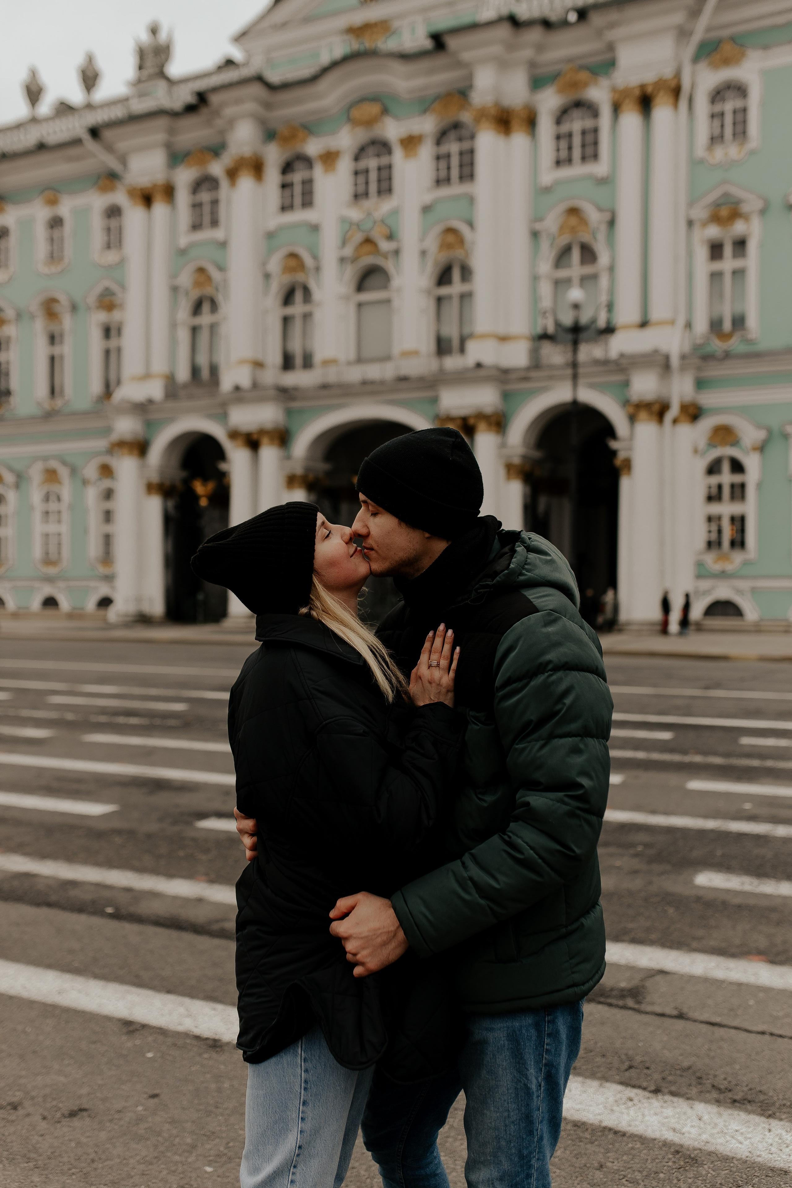 Поцелуй у Эрмитажа. Фотограф в Санкт-Петербурге Лиза Семченкова