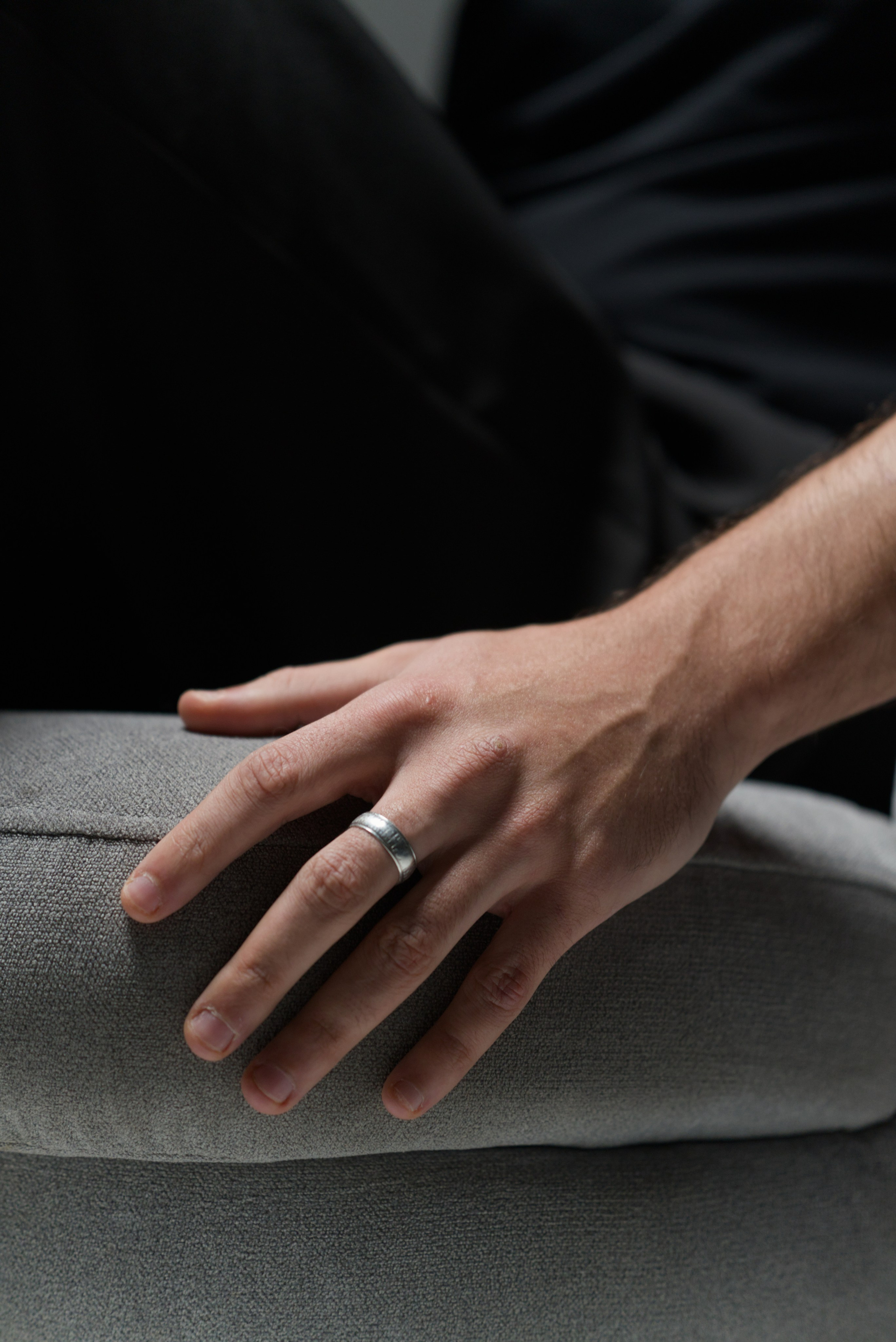 Мужской портрет в кресле. Мир глазами Саши Д