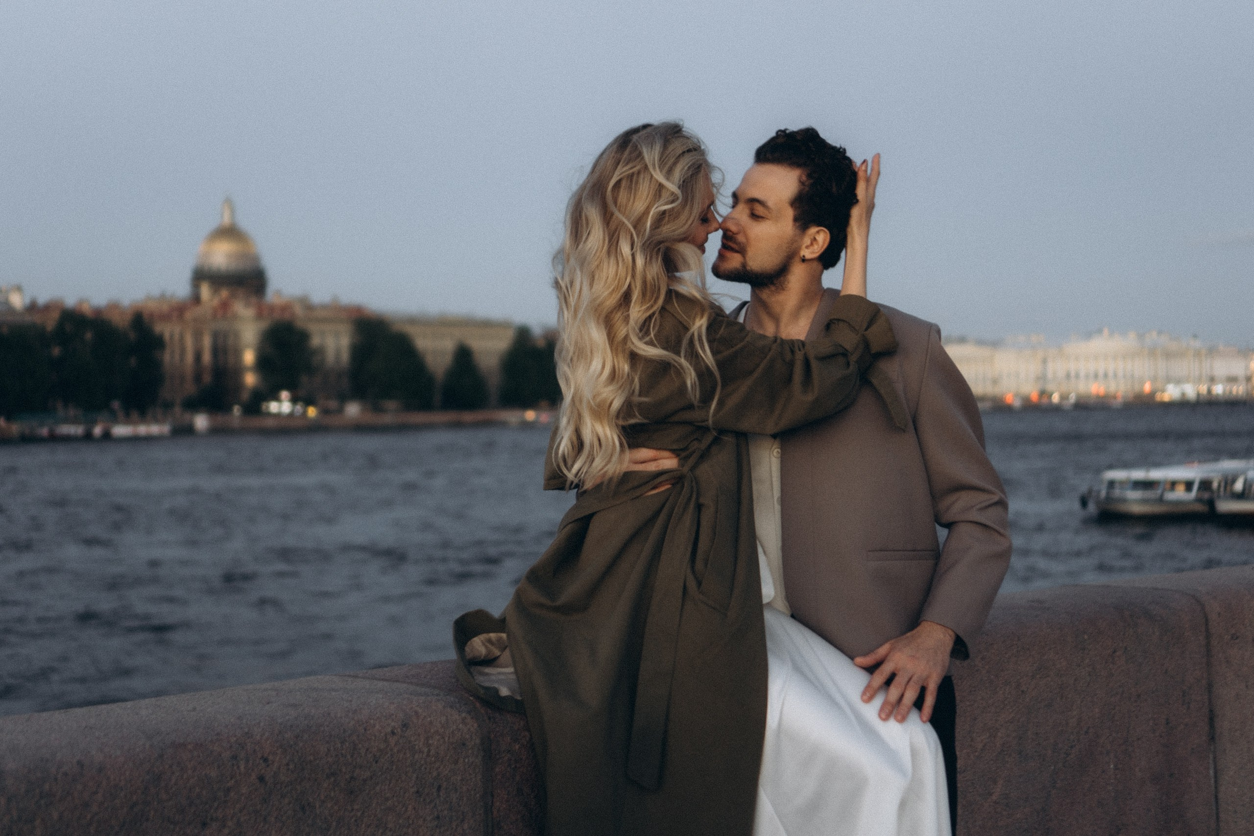 СВАДЕБНАЯ СЬЕМКА ПАРЫ НА РАССВЕТЕ В БЕЛЫЕ НОЧИ И ПРОГУЛКА С РАЗВОДНЫМИ МОСТАМИ И ПИКНИК ВОЗЛЕ ИСАКИЕВСКОГО СОБОРА. Профессиональный фотограф, Санкт-Петербург — Виктория Богомолова