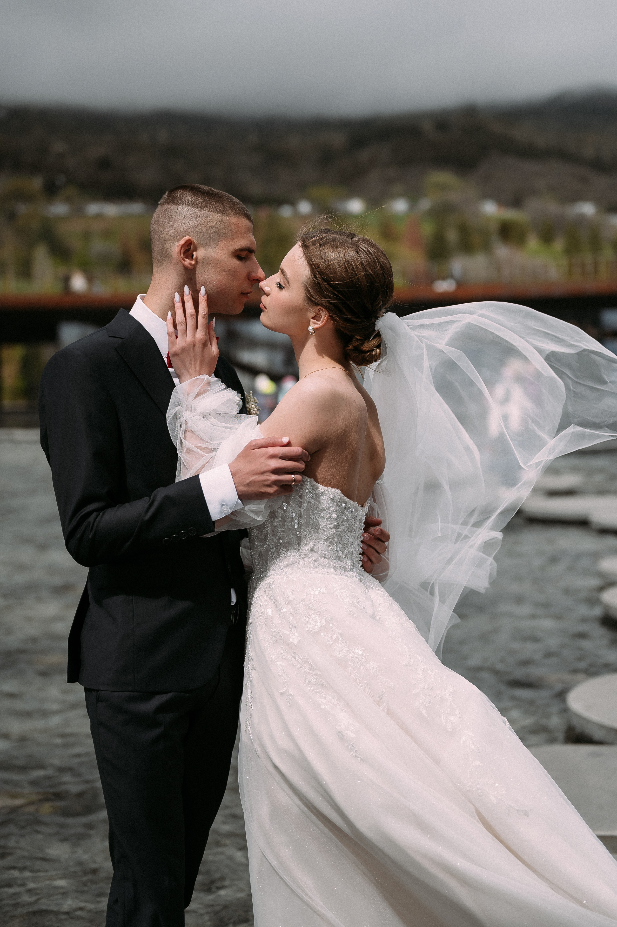 Свадебное утро и прогулка красивой яркой пары. Свадебный и семейный фотограф в Симферополе Дарья Маркова