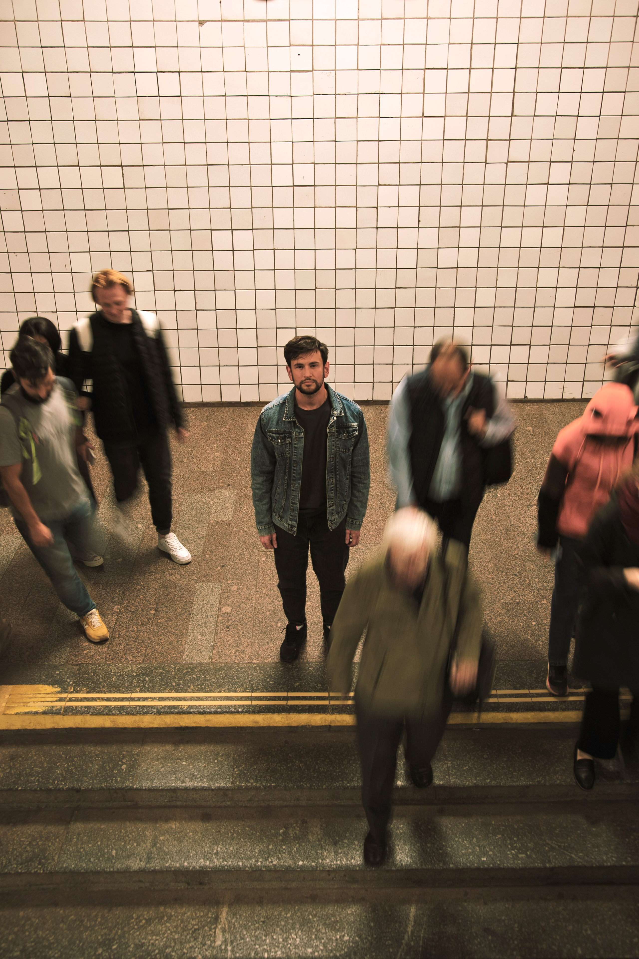 Мужская фотосессия на улице. Профессиональный фотограф в Москве