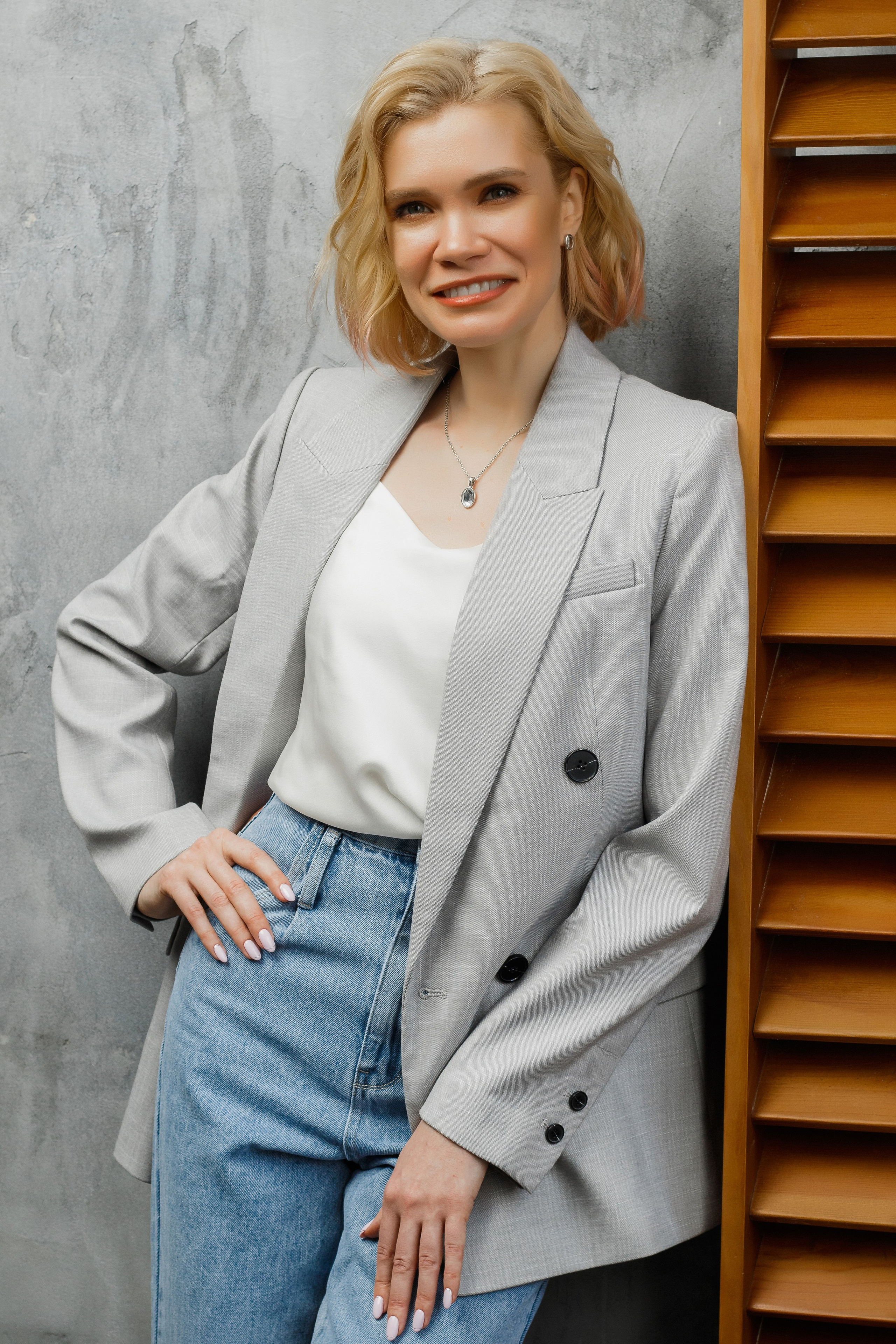 девушка в пиджаке