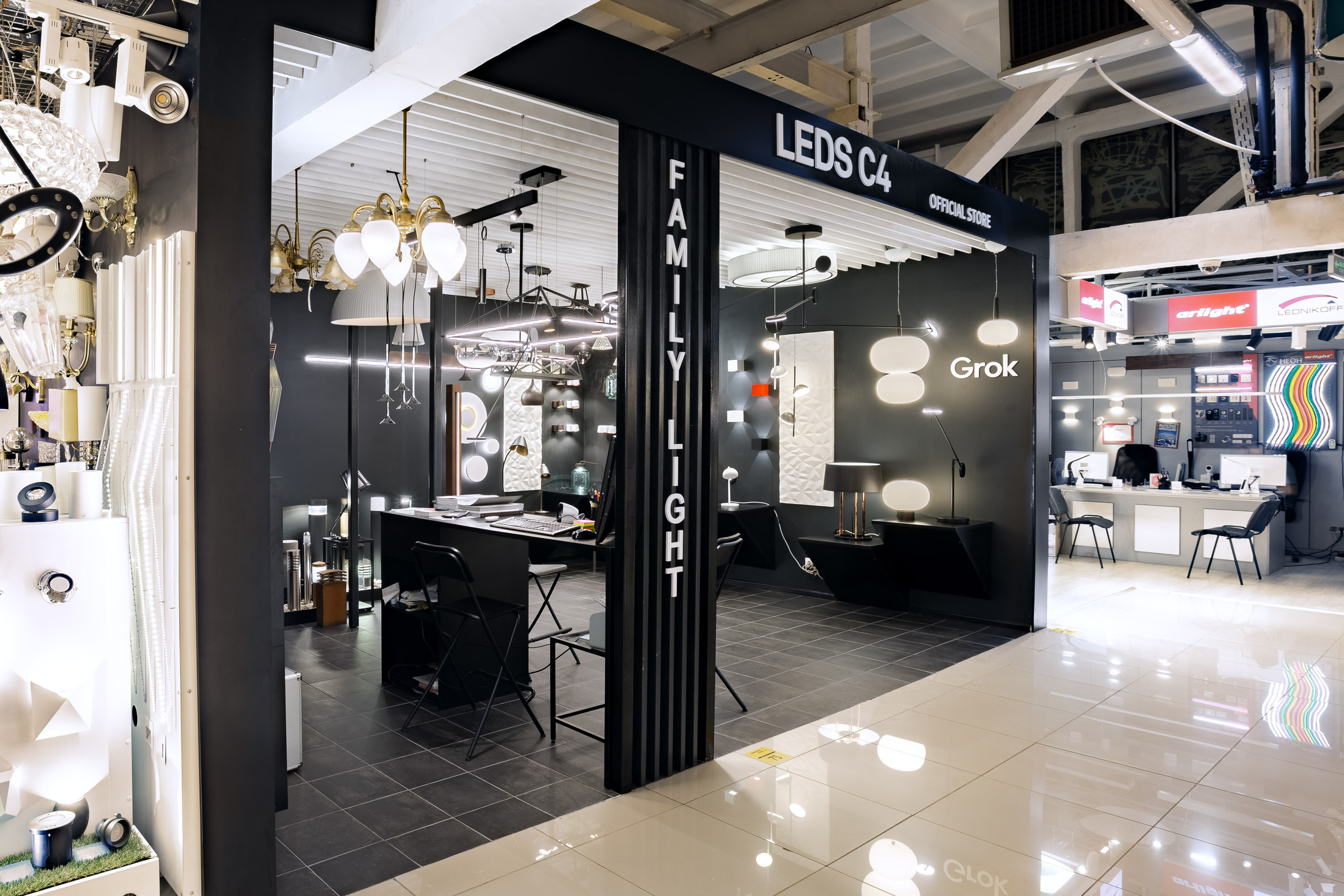 Магазин люстр и светильников испанского бренда. Видеограф Добромыслов