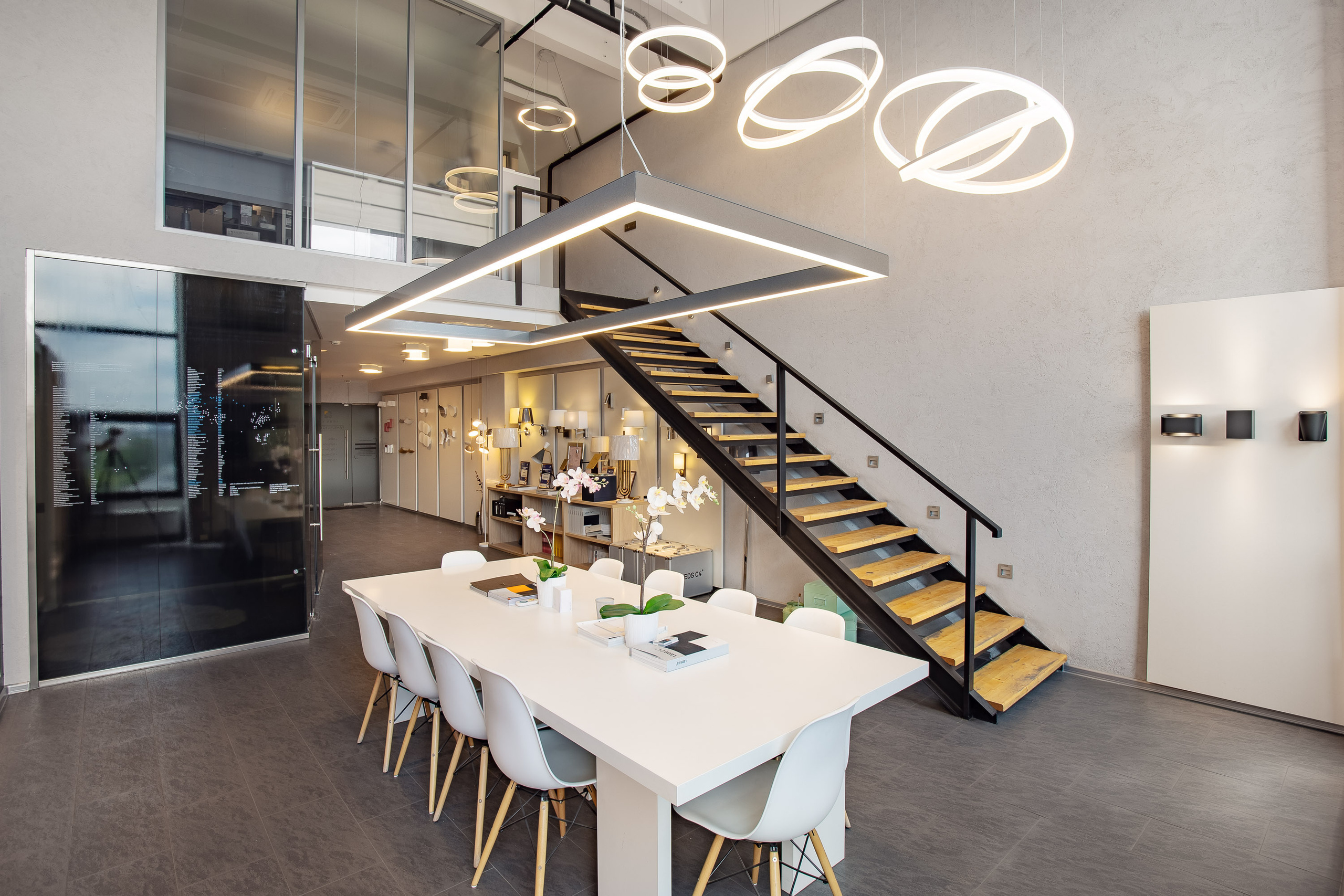 Магазин люстр и светильников испанского бренда. Видеограф Добромыслов