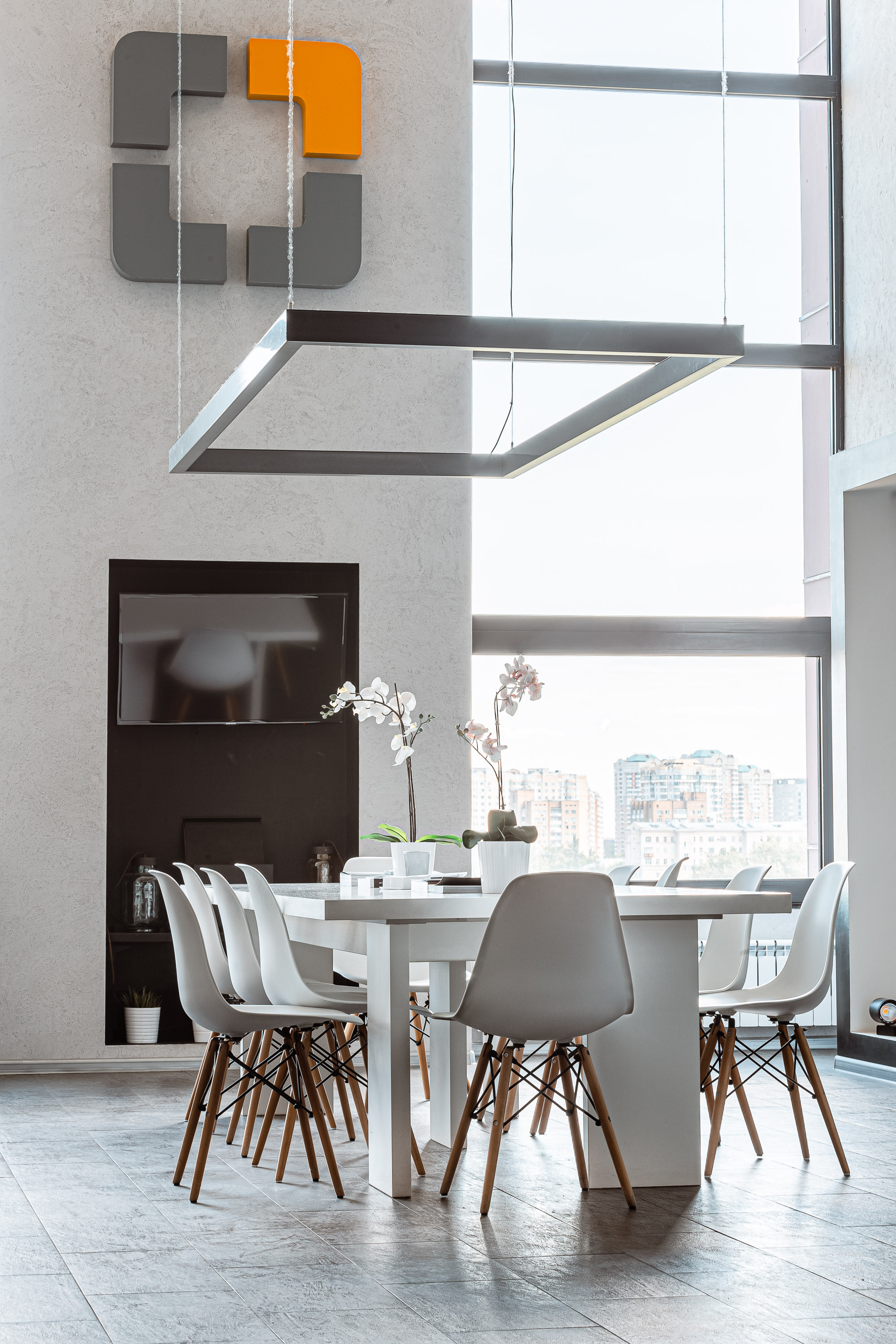 Магазин люстр и светильников испанского бренда. Видеограф Добромыслов