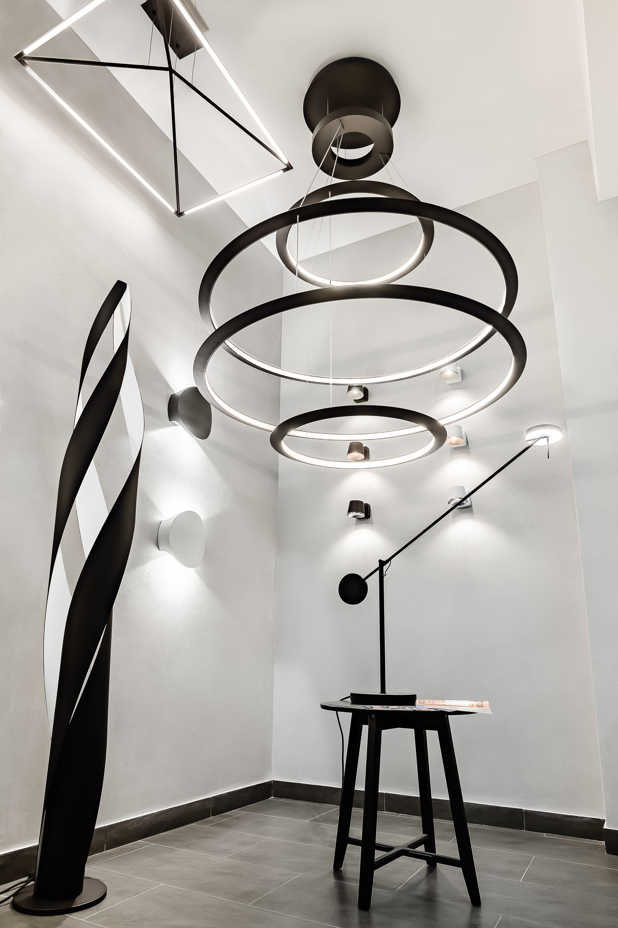 Магазин люстр и светильников испанского бренда. Видеограф Добромыслов