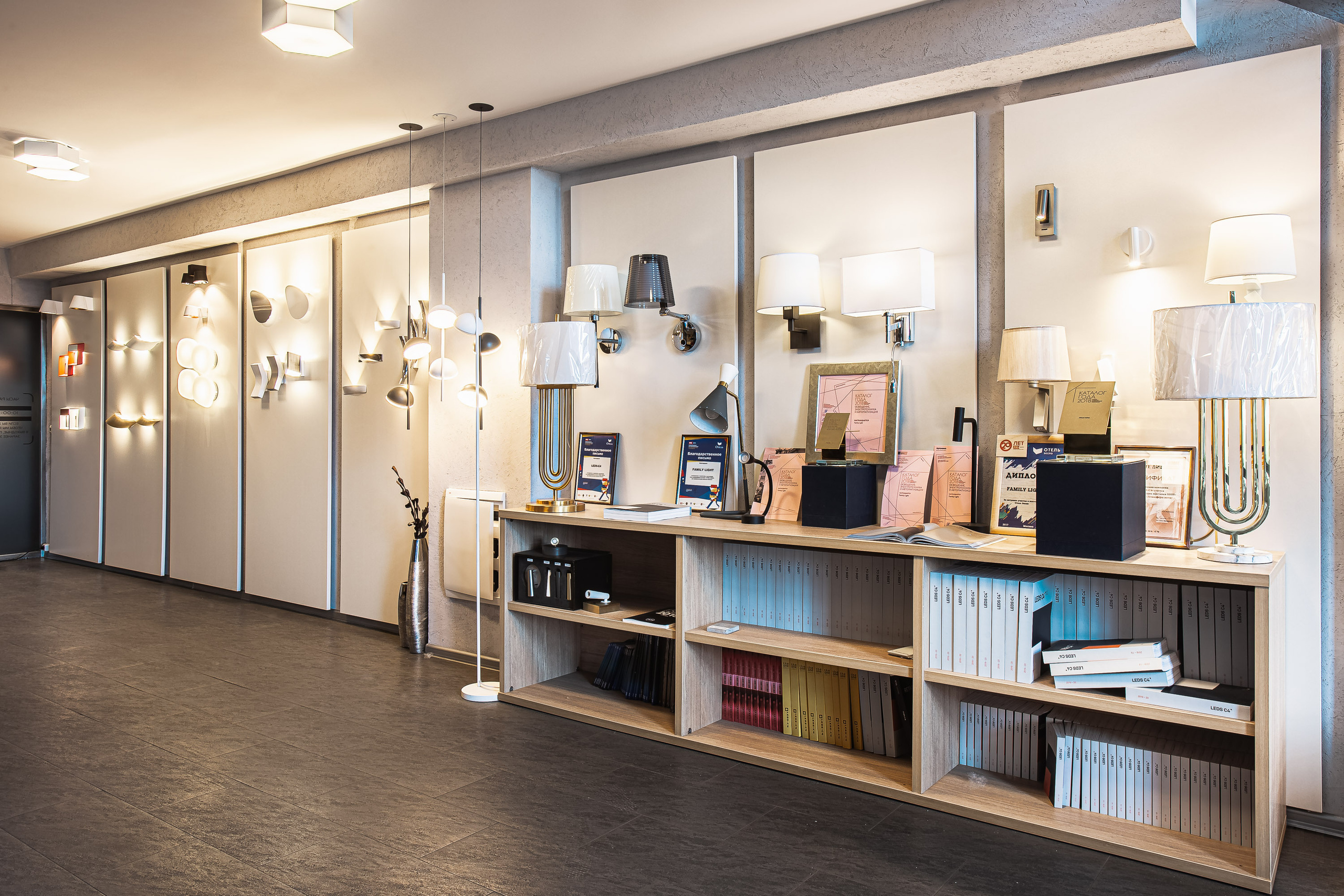 Магазин люстр и светильников испанского бренда. Видеограф Добромыслов