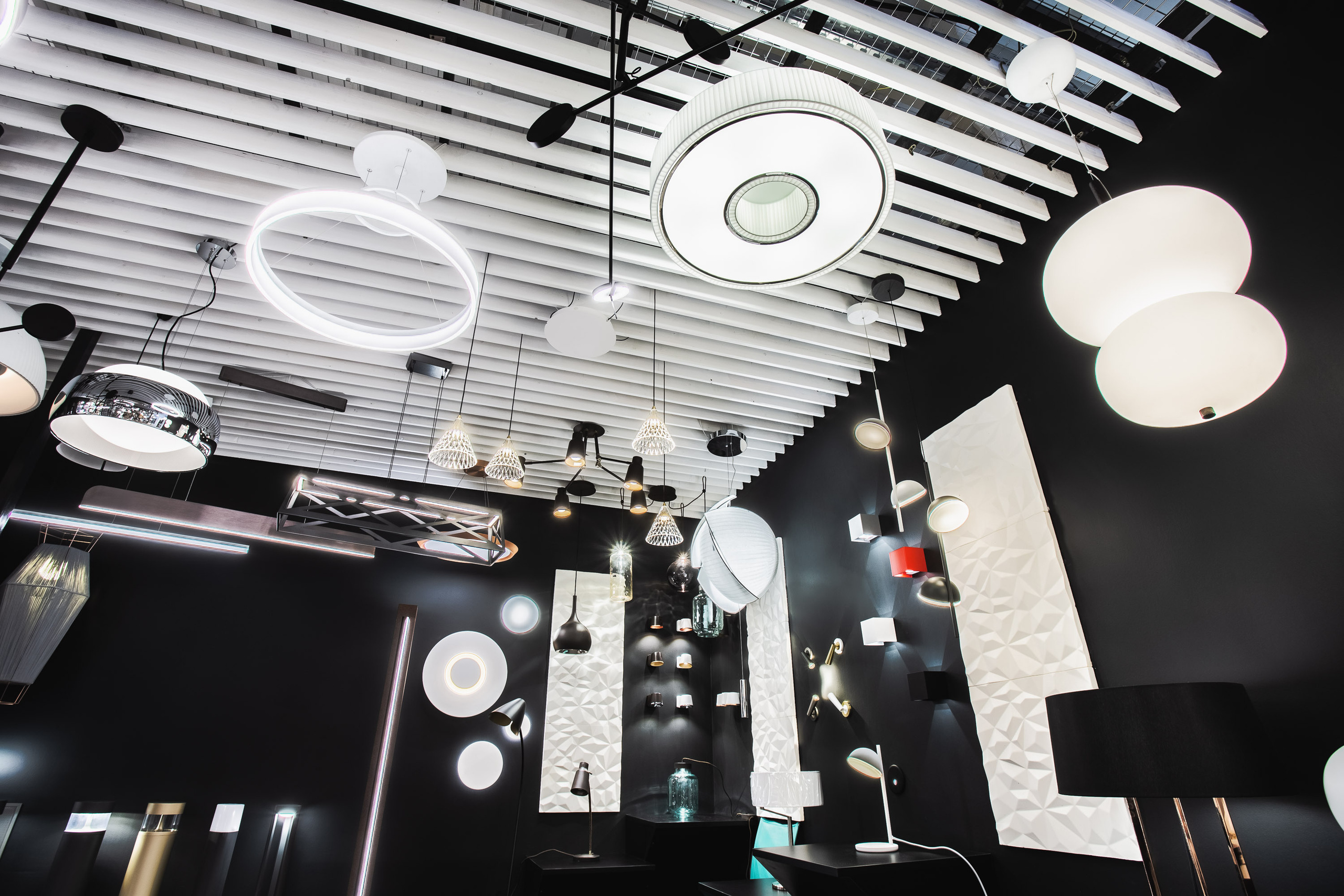 Магазин люстр и светильников испанского бренда. Видеограф Добромыслов