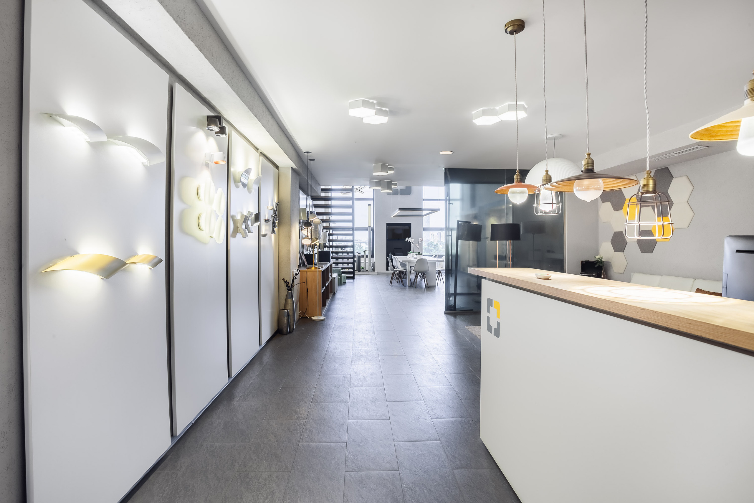 Магазин люстр и светильников испанского бренда. Видеограф Добромыслов