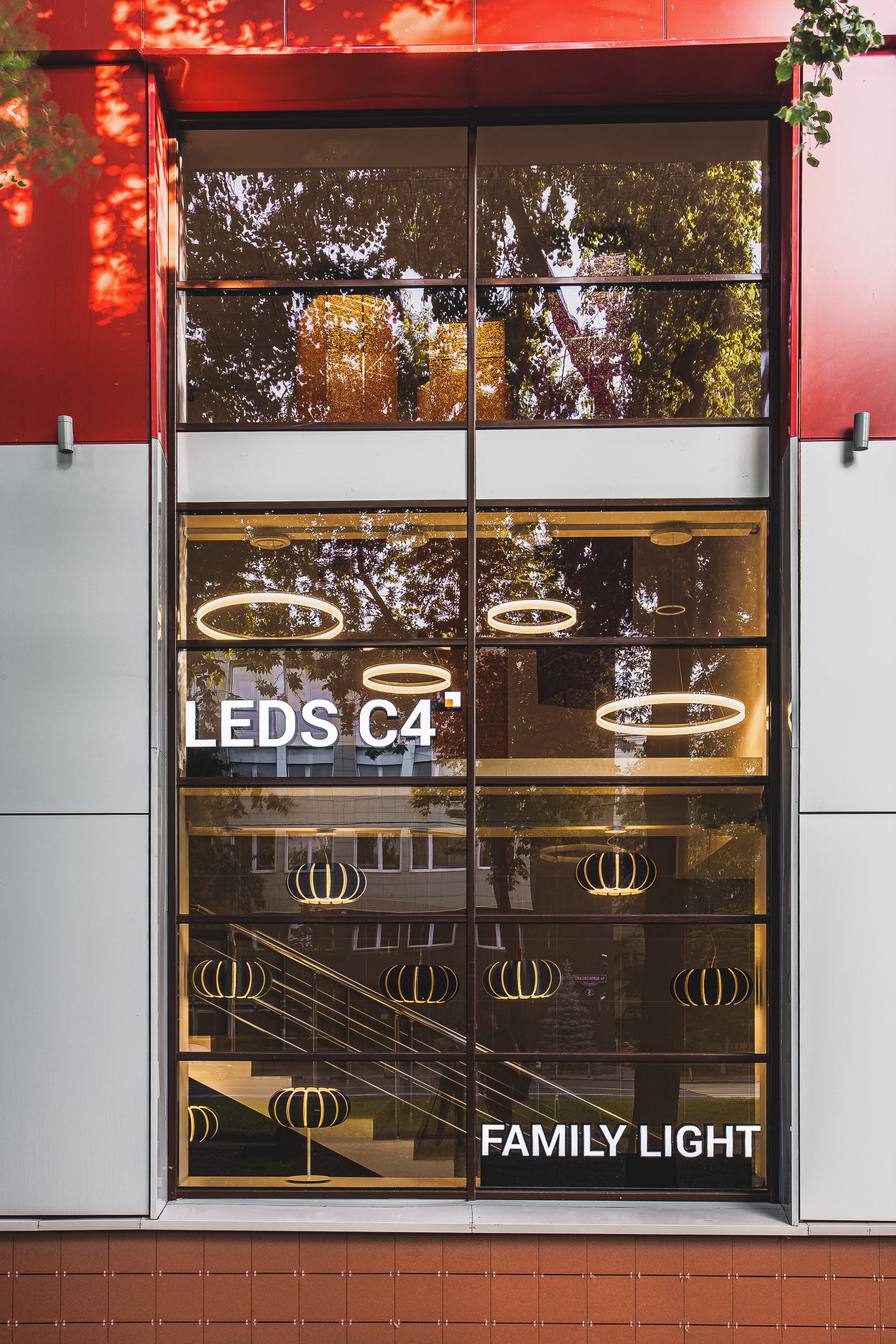 Магазин люстр и светильников испанского бренда. Видеограф Добромыслов