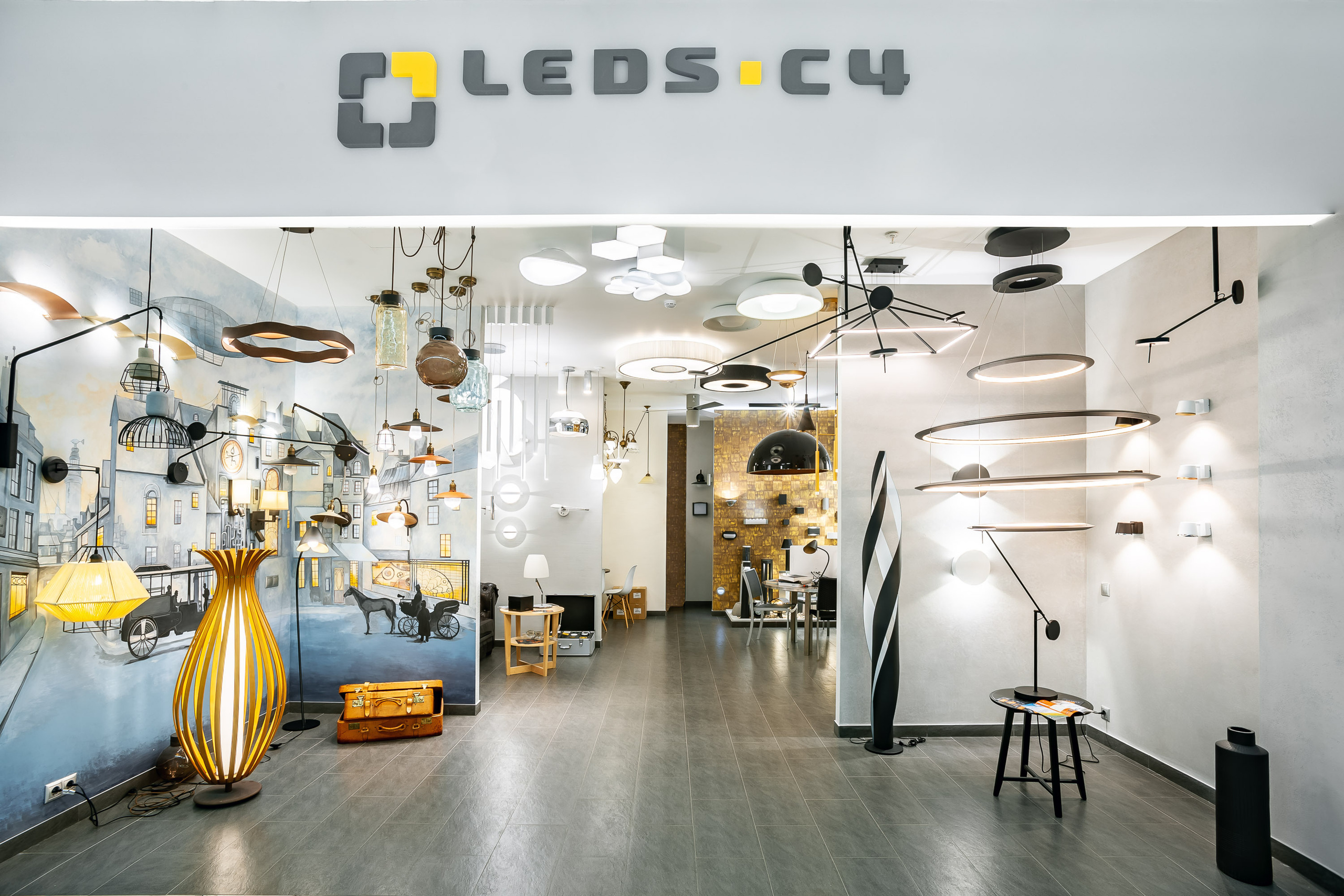 Магазин люстр и светильников испанского бренда. Видеограф Добромыслов